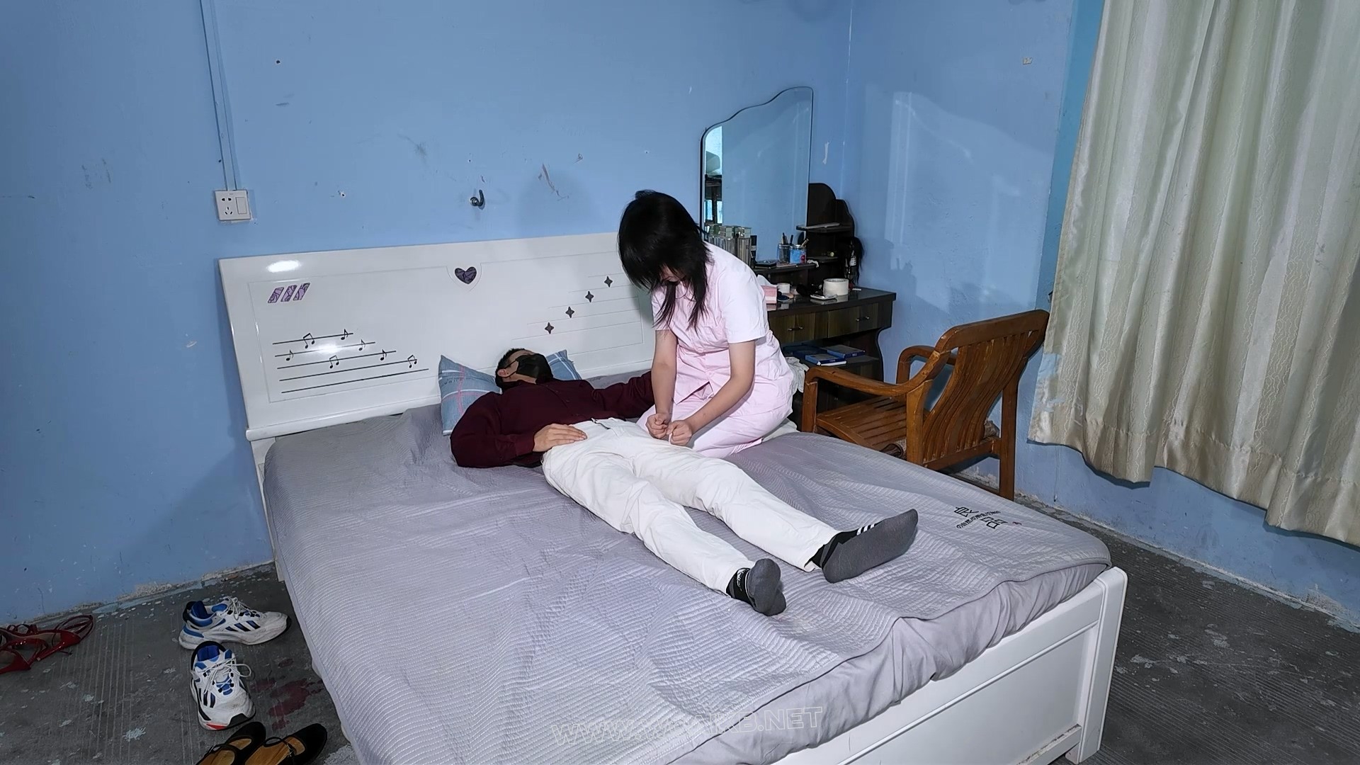 雇主狠狠调教自己的那不懂风情的死板女护工！跪着单脚吊缚棒棒强烈刺激强G！挠脚打... 预览图