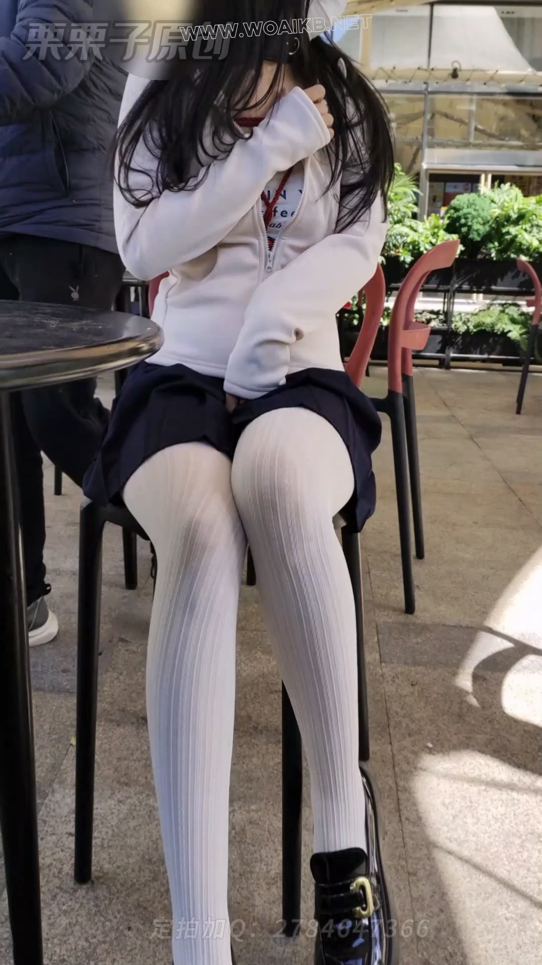 《堕落的邻家妻子 05》 户外调教、户外餐厅强高、户外餐厅失禁、自缚、快乐蛋、白... 预览图