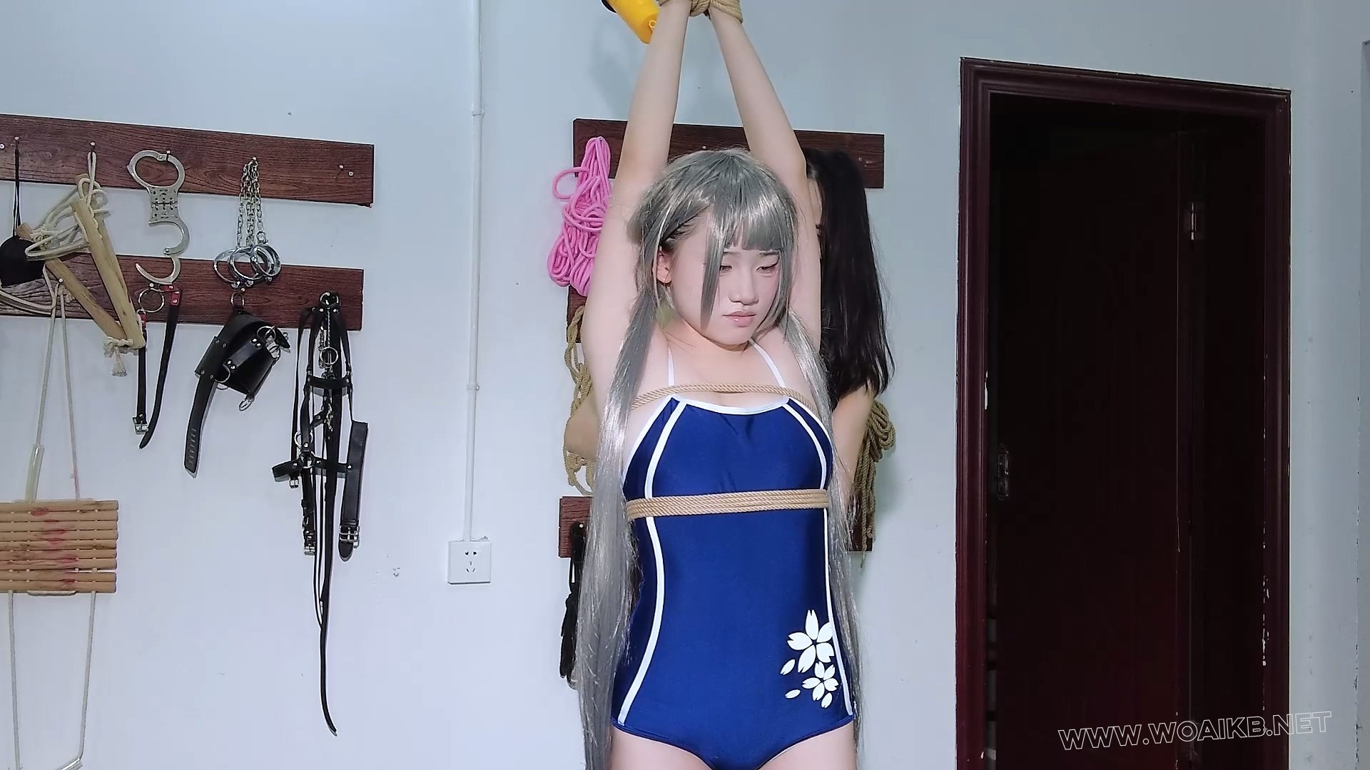 cos游戏“永劫无间”中的胡桃！单脚吊缚狂挠腋下脚心！吸N器强吸棒棒大频率输出强G... 预览图