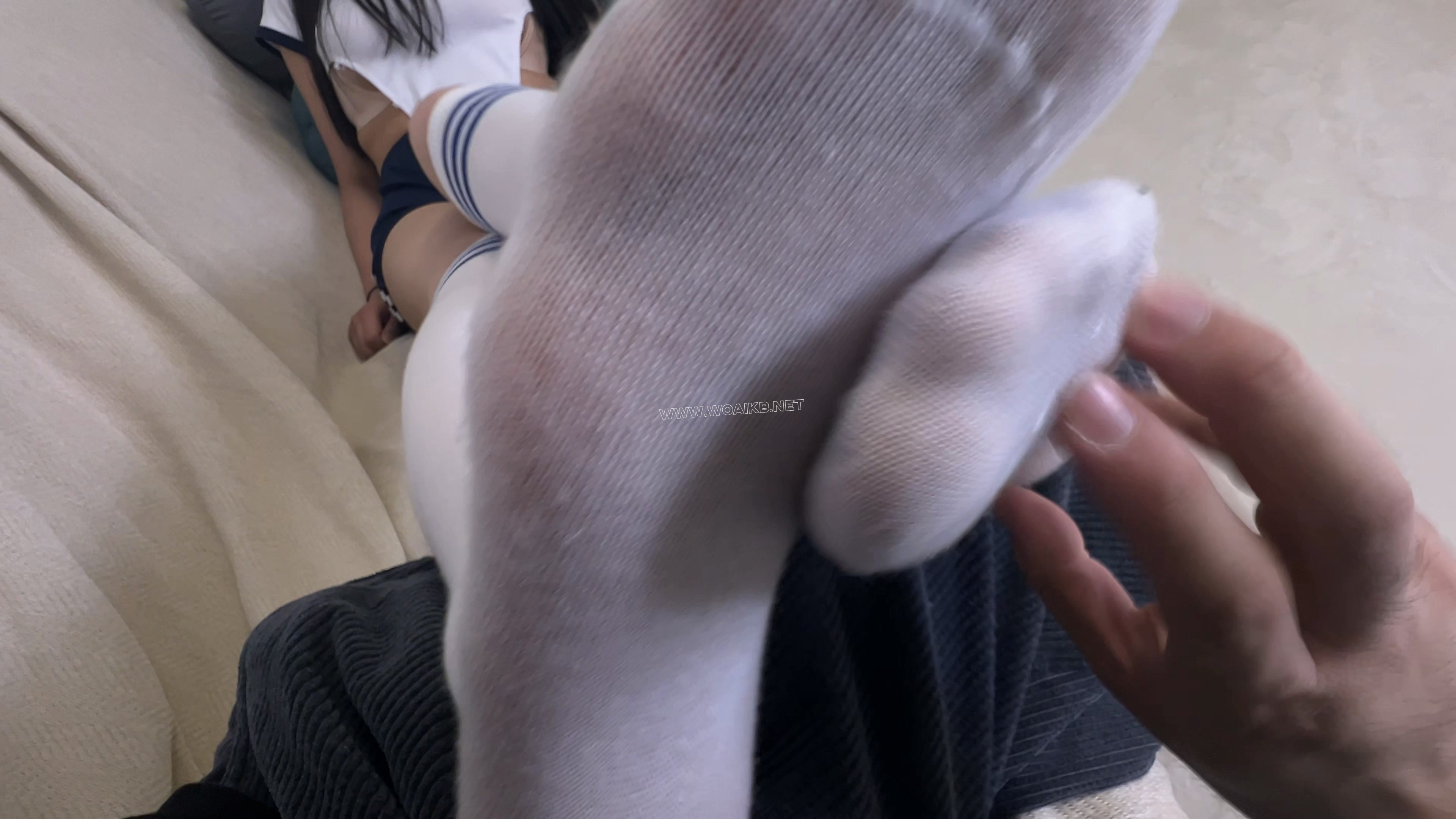 淘气的妹妹就喜欢让我给她挠脚 预览图