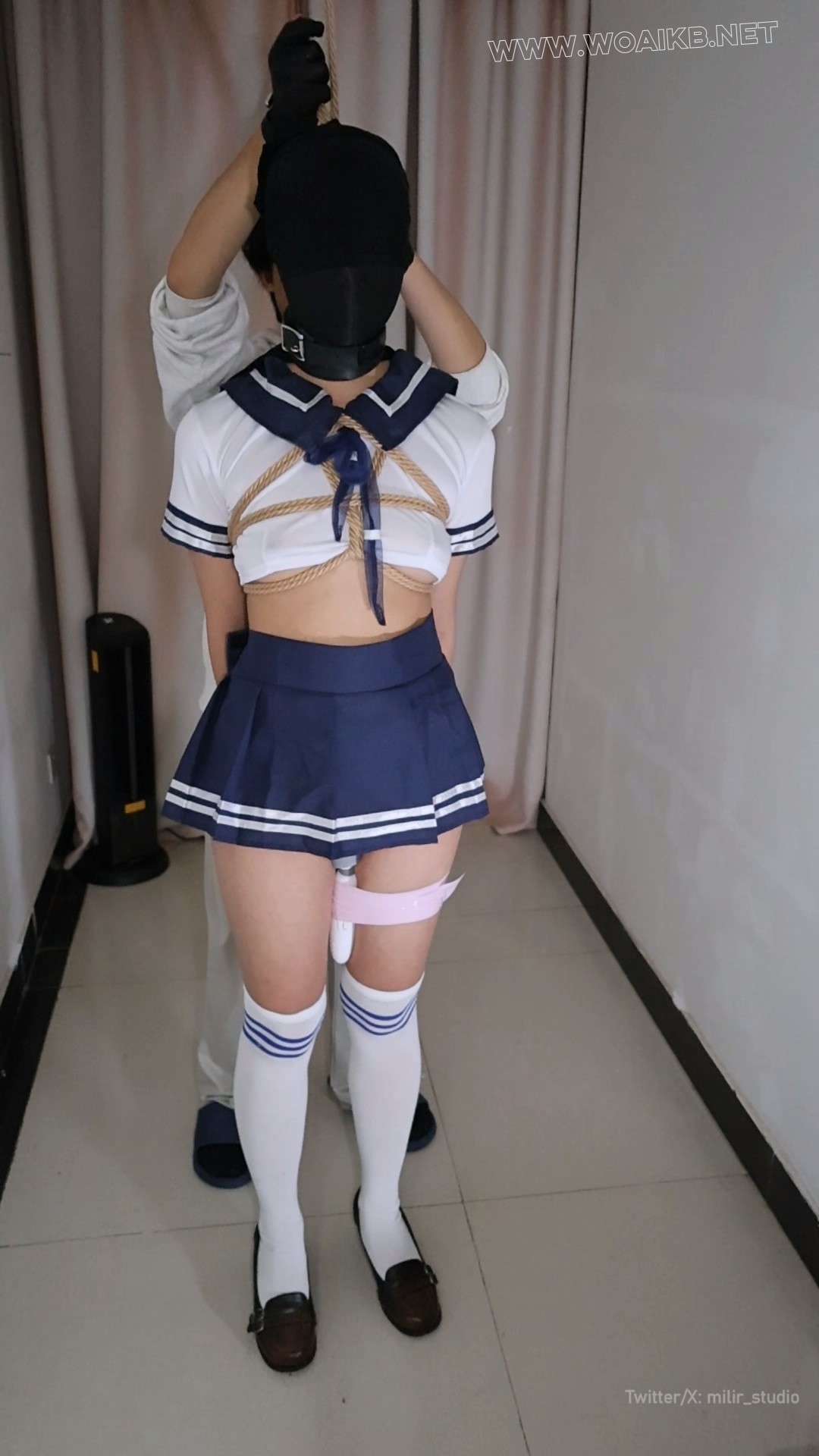 脱缚挑战第一弹（上）：挑战篇，高吊脖，双手拷在身后，袜子包手，黑丝套头，钥匙... 预览图
