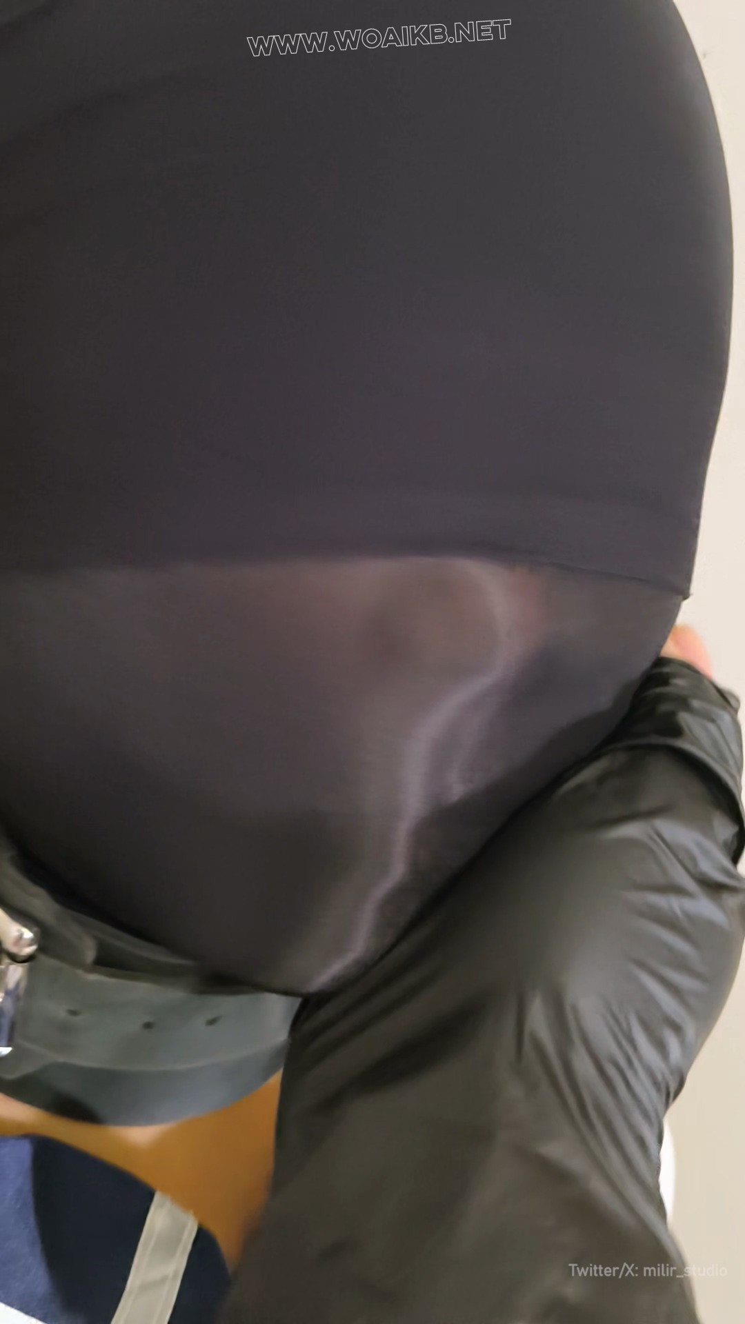 脱缚挑战第一弹（上）：挑战篇，高吊脖，双手拷在身后，袜子包手，黑丝套头，钥匙... 预览图
