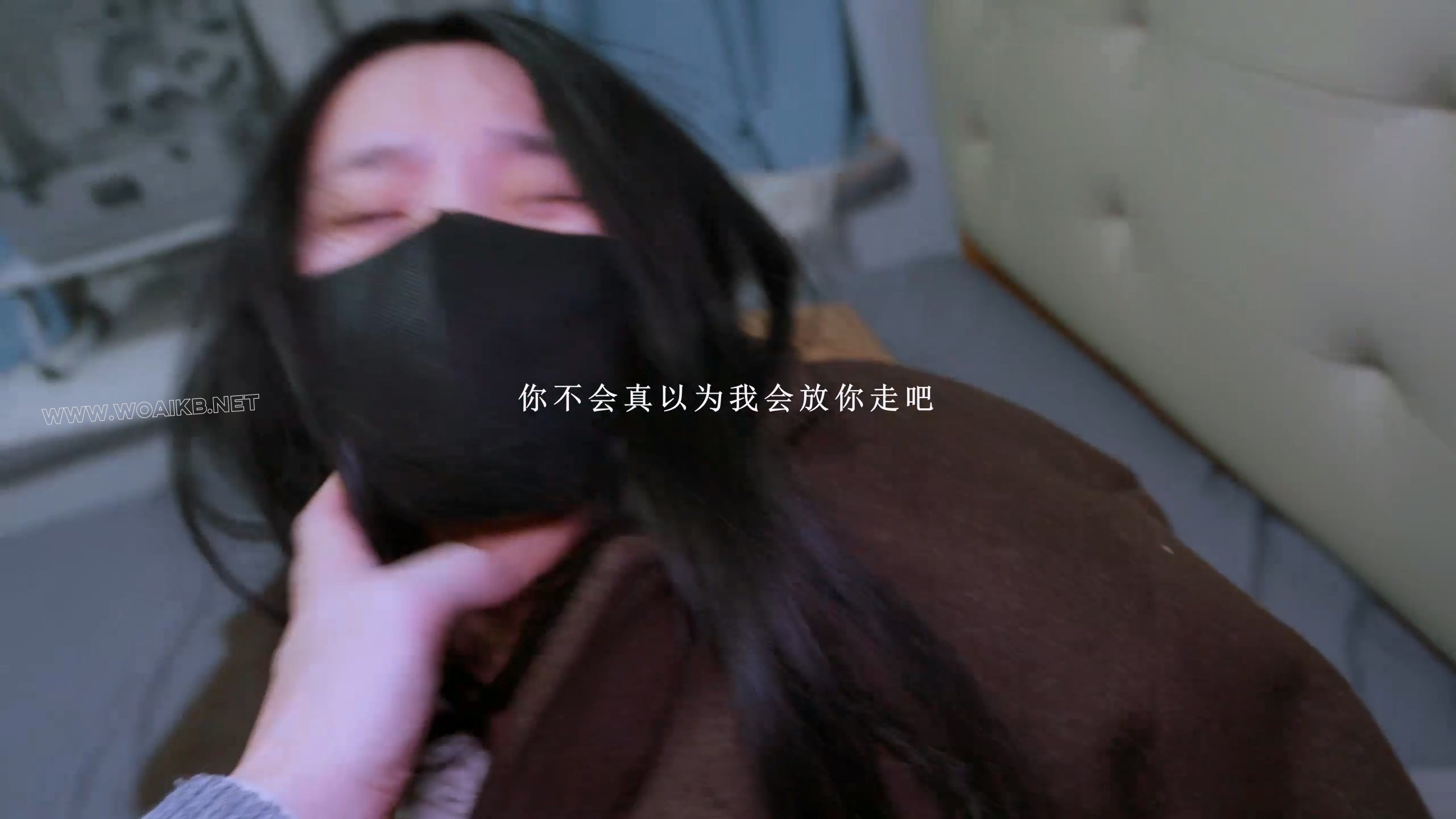 《不要和陌生人说话》搭讪小A约拍，诱其回家后被发现暗藏变态囚禁照。欲逃跑，楼梯... 预览图