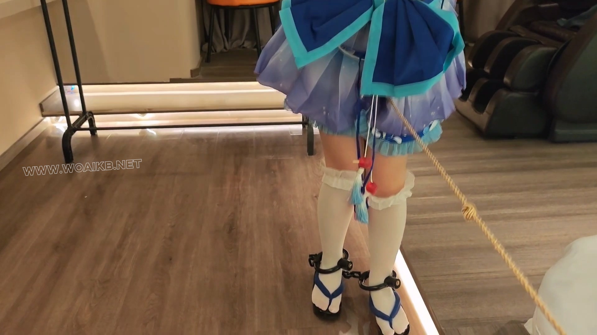 lovelive浴袍土下座，啵啵贝单脚吊，五花大绑脚镣td鞭打走绳，浴缸自wei玩耍 预览图