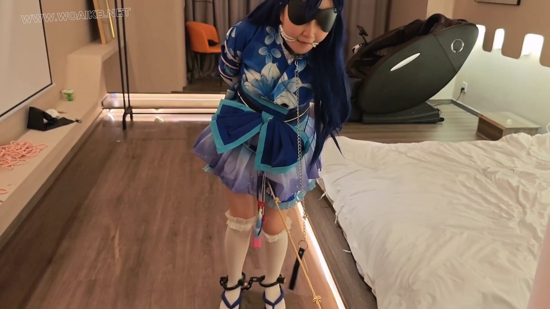 lovelive浴袍土下座，啵啵贝单脚吊，五花大绑脚镣td鞭打走绳，浴缸自wei玩耍 预览图