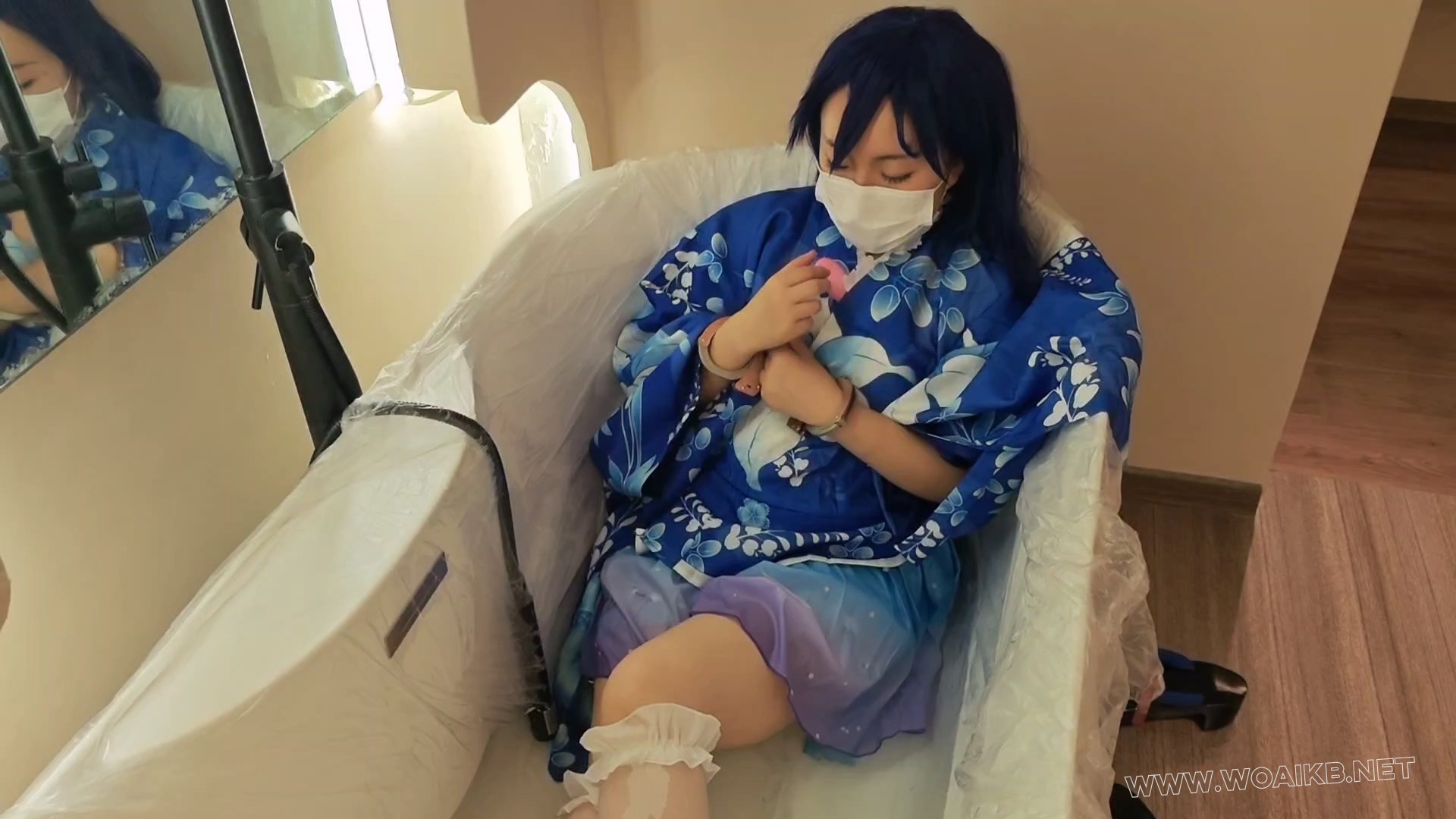 lovelive浴袍土下座，啵啵贝单脚吊，五花大绑脚镣td鞭打走绳，浴缸自wei玩耍 预览图