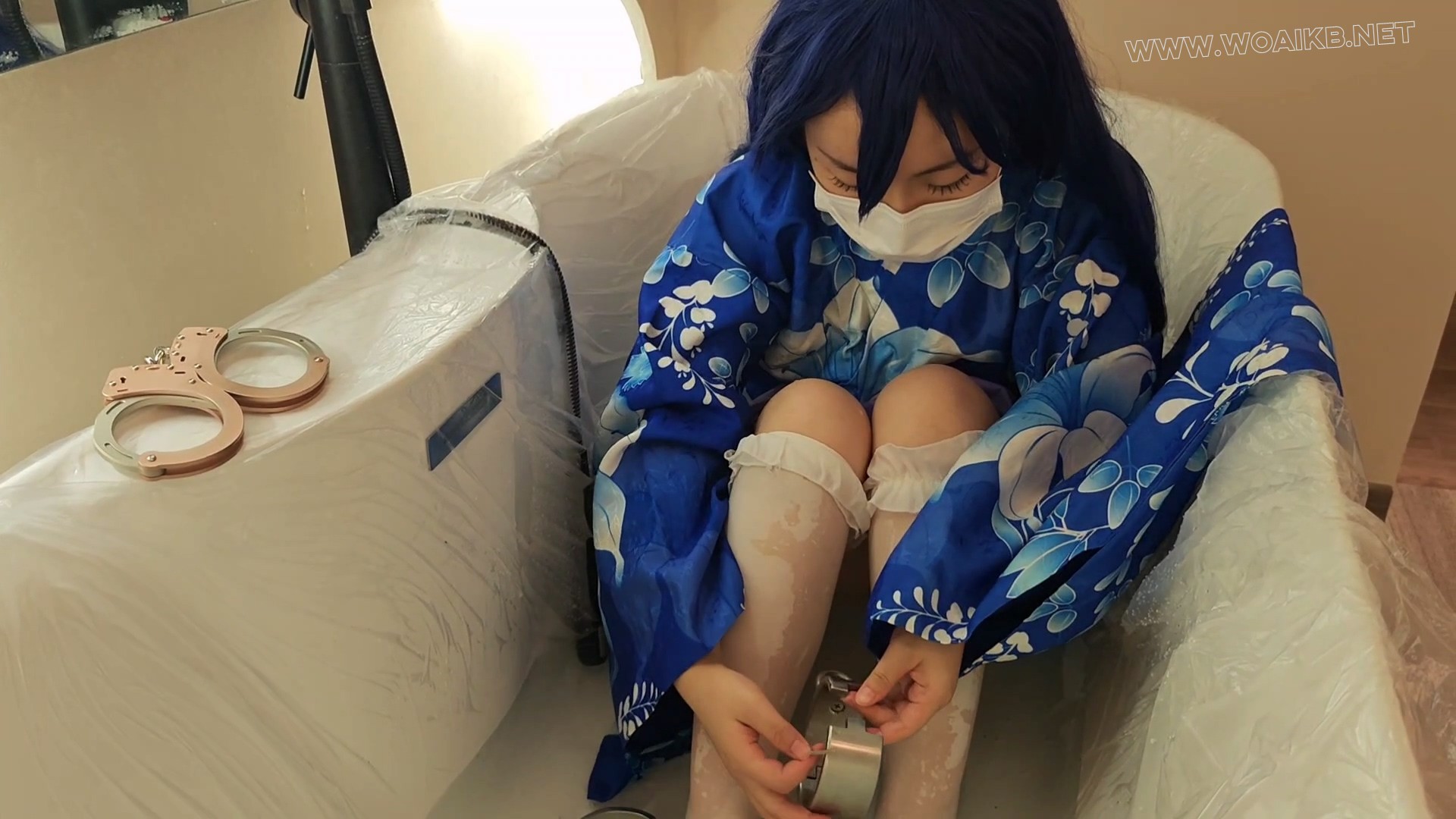 lovelive浴袍土下座，啵啵贝单脚吊，五花大绑脚镣td鞭打走绳，浴缸自wei玩耍 预览图