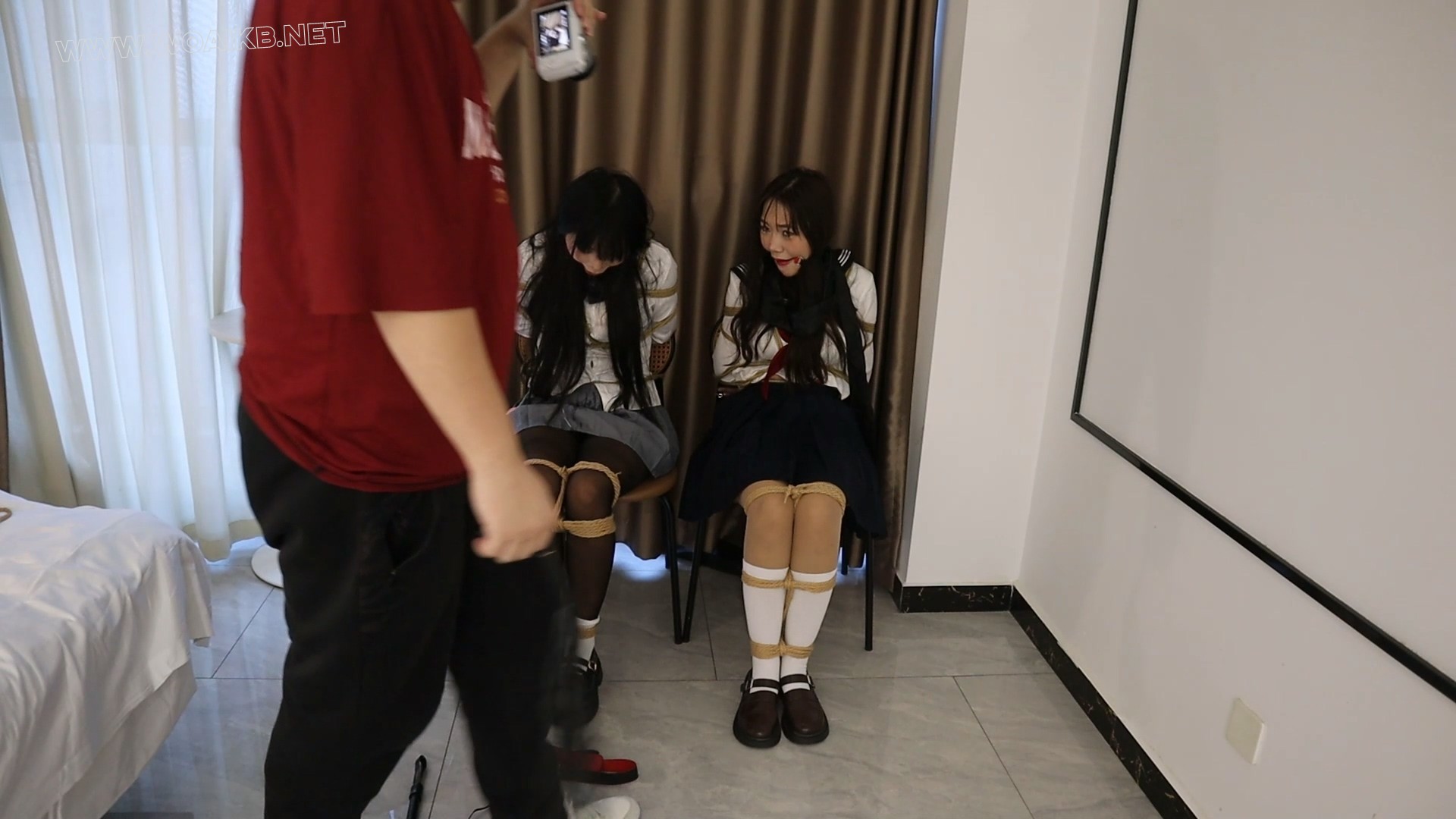 《陌生男在302房间的学生姐妹捕获调教》主演驴驴曼妮： 这次他要把这对姐妹全部捕... 预览图
