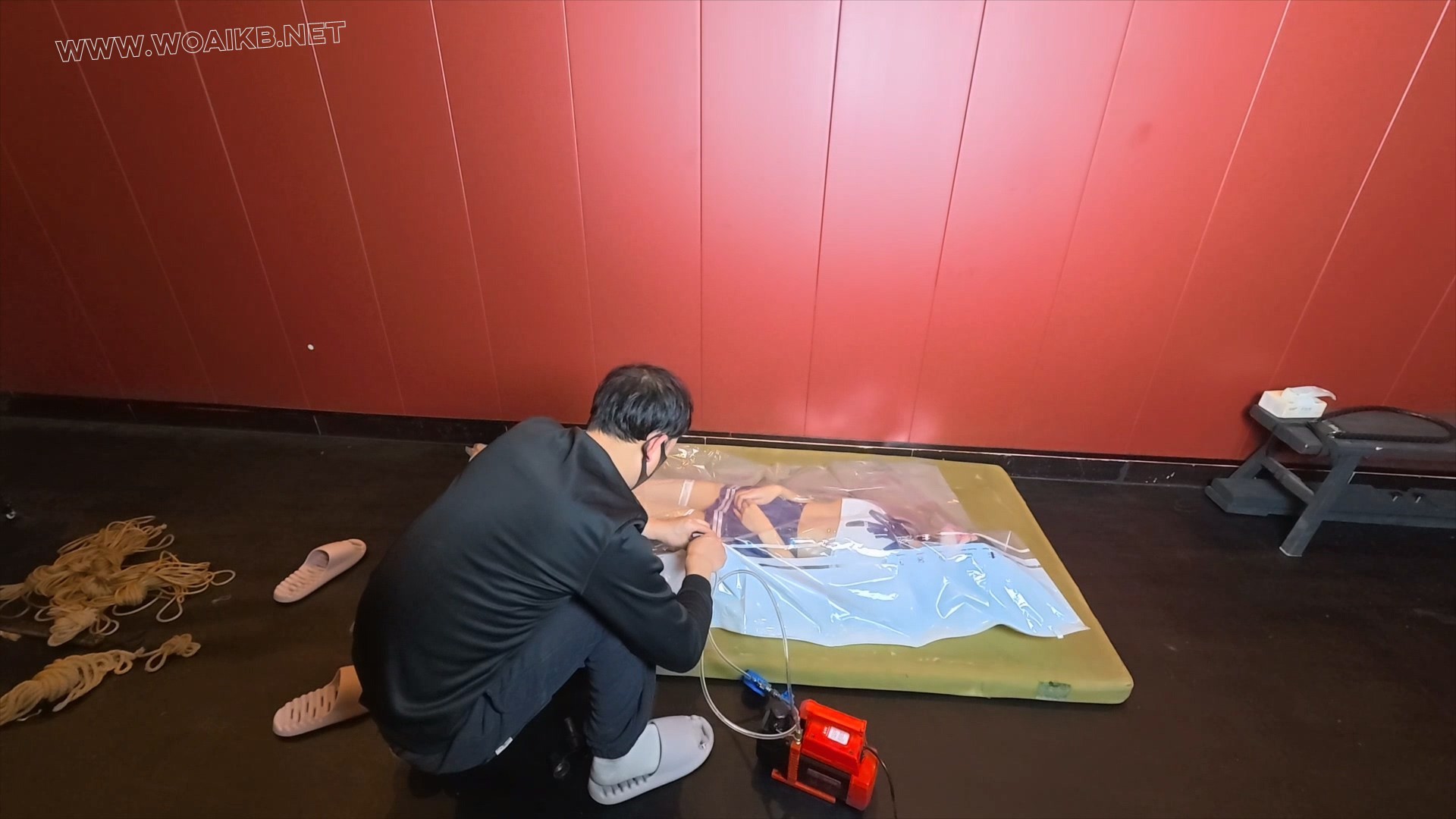 【汤圆】真空袋窒息+固定木质刑架+绳子勒B+滴蜡+Zhen动棒tj+口球流口水 预览图