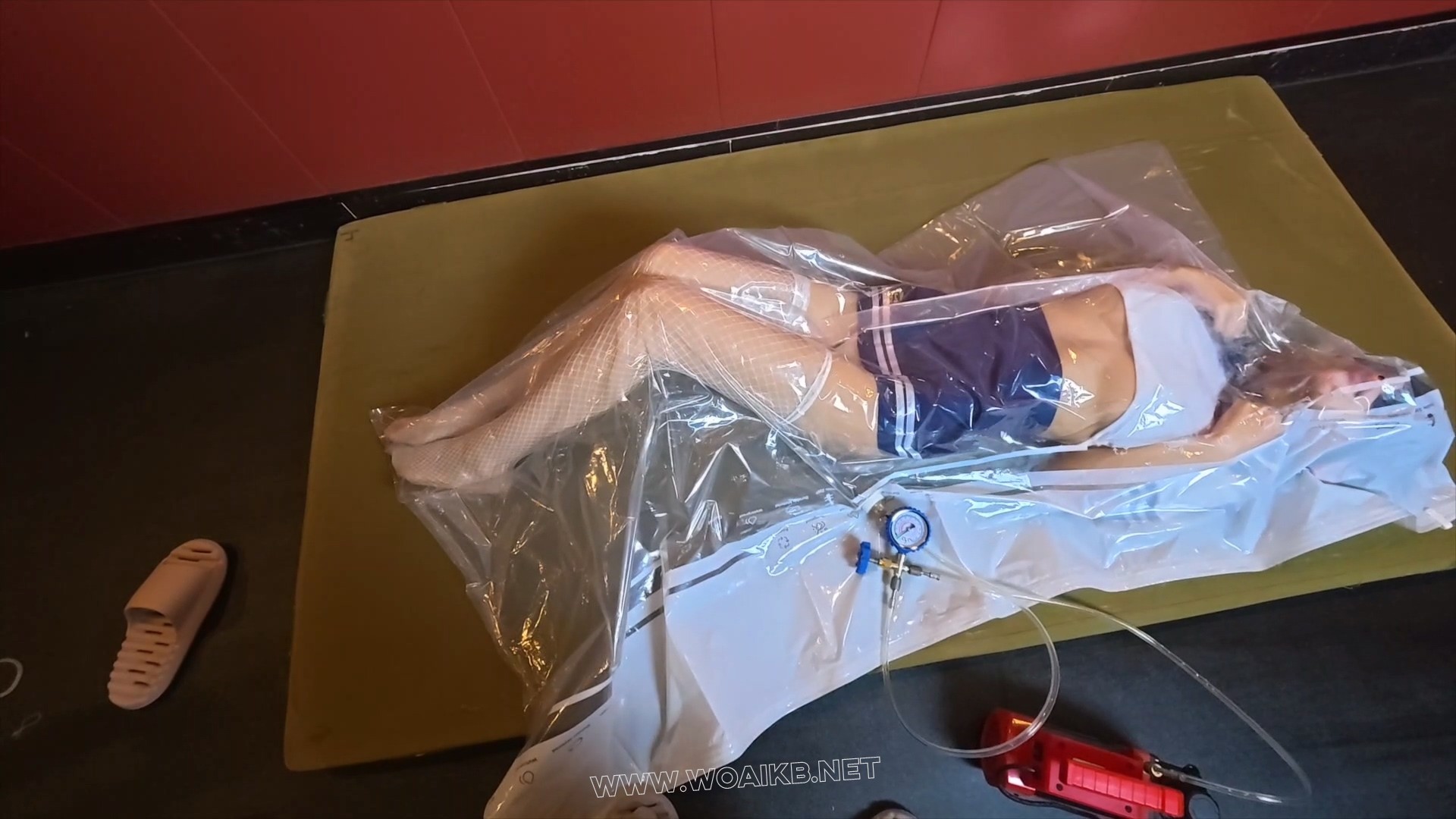 【汤圆】真空袋窒息+固定木质刑架+绳子勒B+滴蜡+Zhen动棒tj+口球流口水 预览图