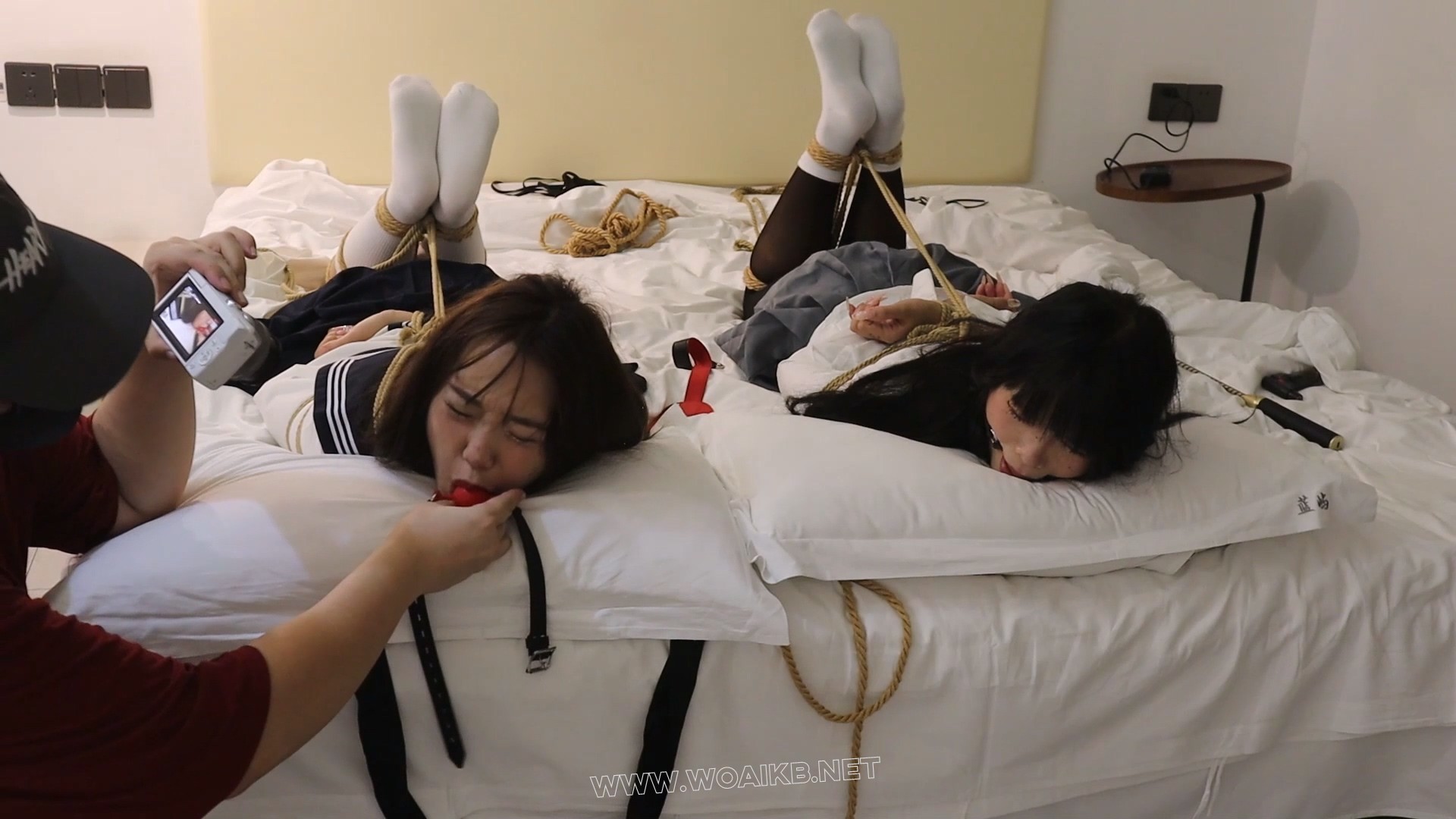 《陌生男在302房间的学生姐妹捕获调教》3 驷马绑学生姐妹，安玩具振+电击鞭虐+强迫... 预览图
