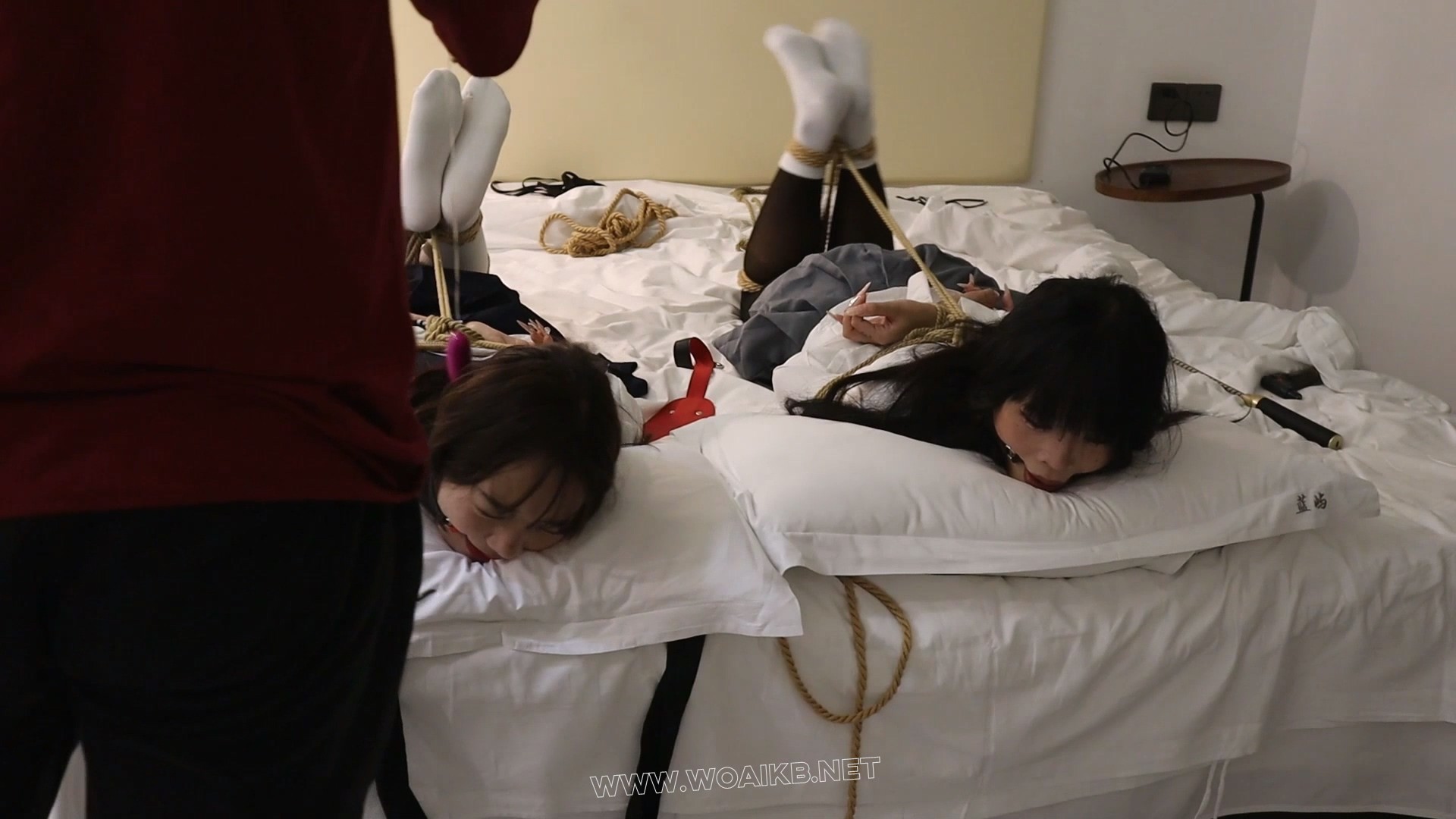《陌生男在302房间的学生姐妹捕获调教》3 驷马绑学生姐妹，安玩具振+电击鞭虐+强迫... 预览图