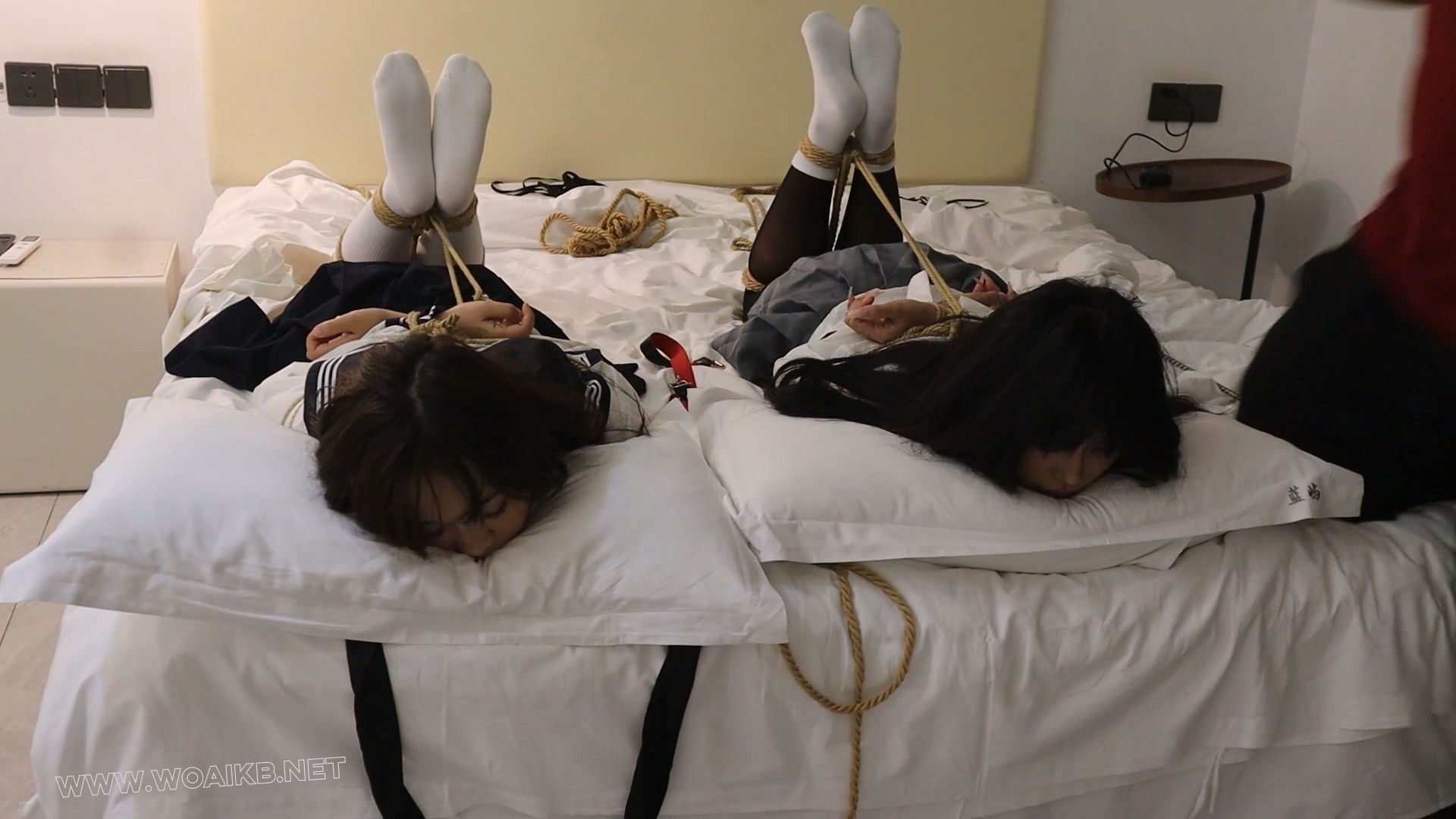 《陌生男在302房间的学生姐妹捕获调教》3 驷马绑学生姐妹，安玩具振+电击鞭虐+强迫... 预览图