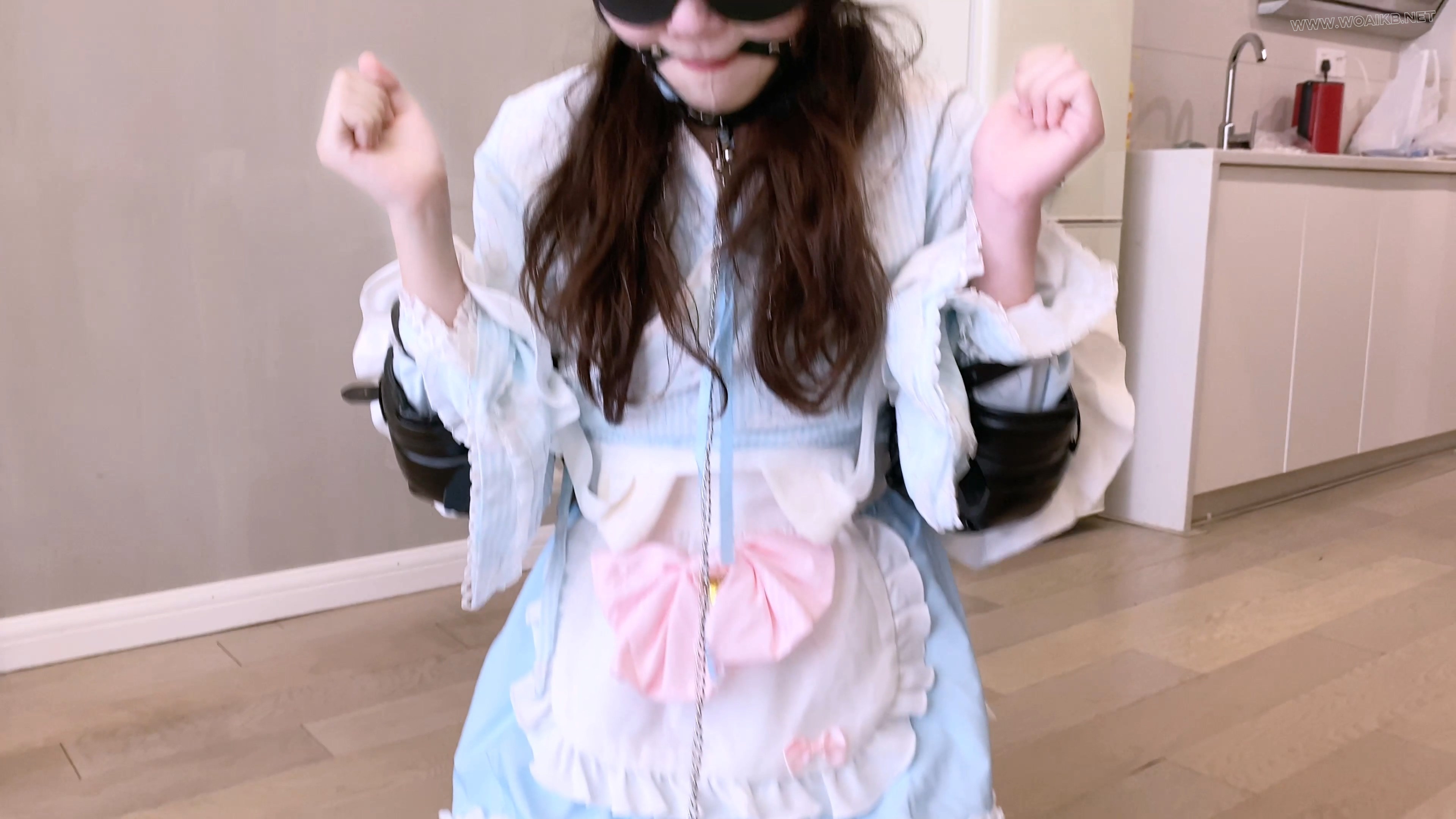 《吃鱼的喵》-特别篇4K-lo娘小蛋糕被k9人形犬爬行+项圈链子+马具口球+直臂+挂勃踮... 预览图