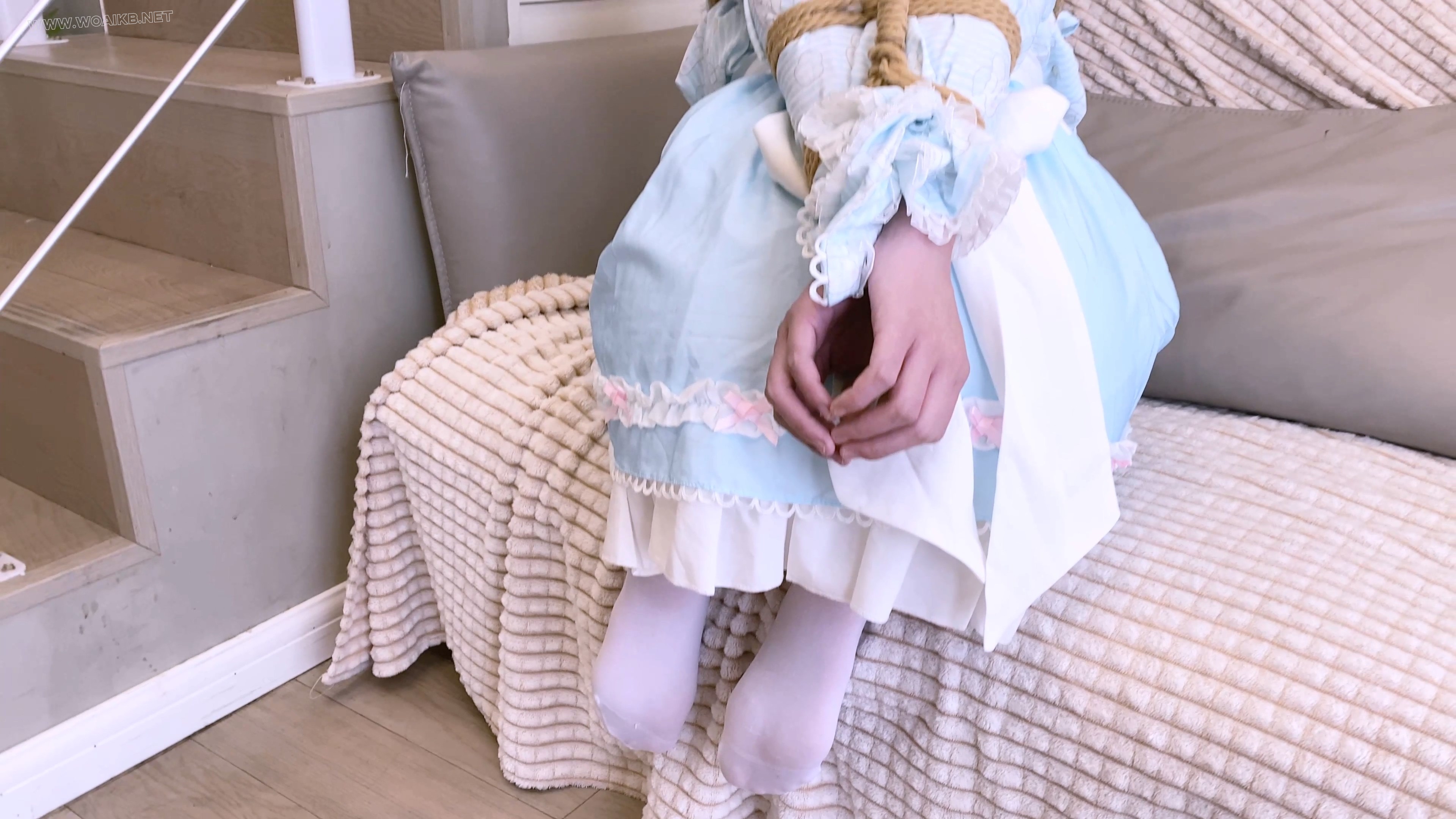 《吃鱼的喵》-特别篇4K-lo娘小蛋糕被k9人形犬爬行+项圈链子+马具口球+直臂+挂勃踮... 预览图