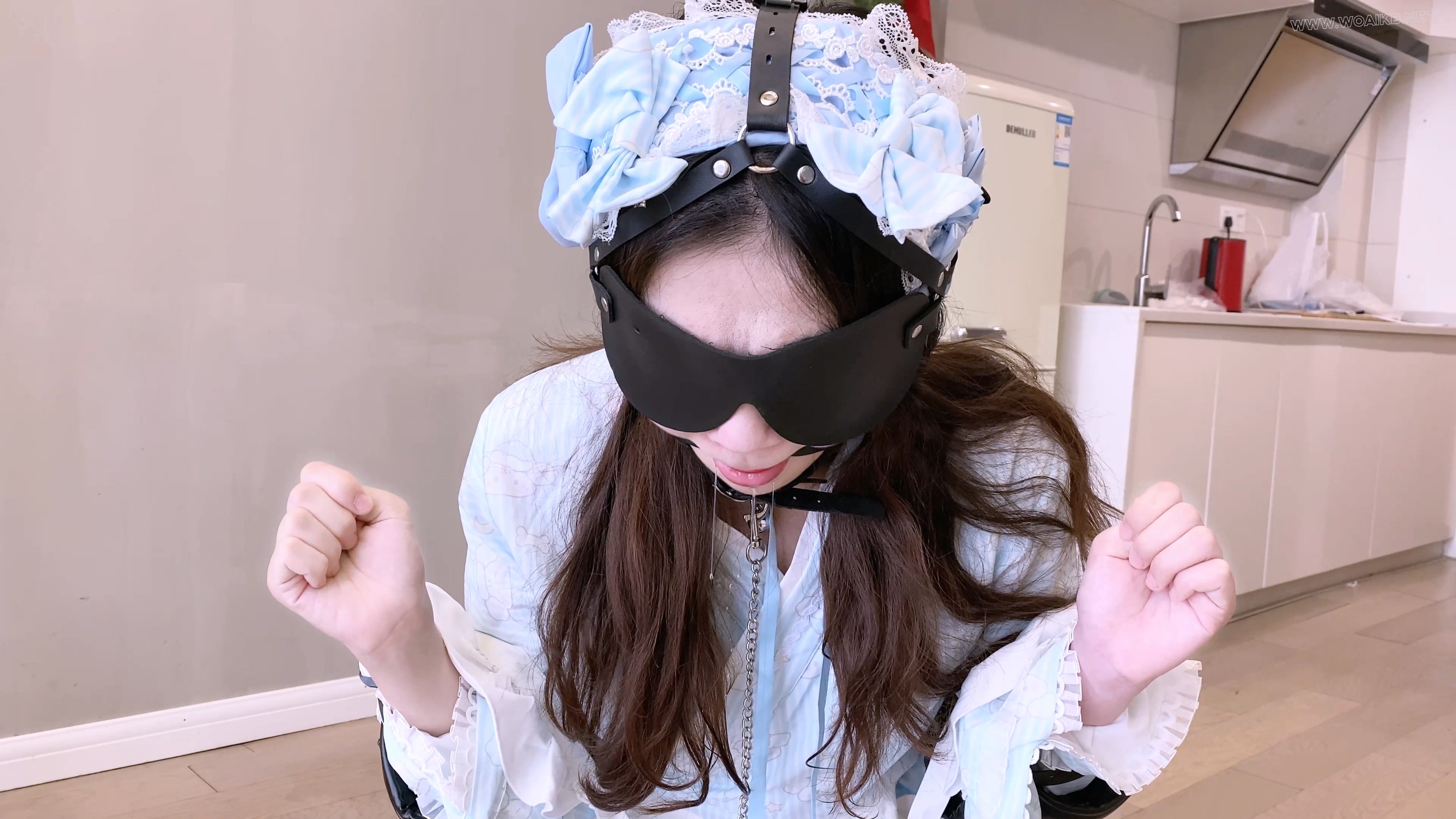 《吃鱼的喵》-特别篇4K-lo娘小蛋糕被k9人形犬爬行+项圈链子+马具口球+直臂+挂勃踮... 预览图