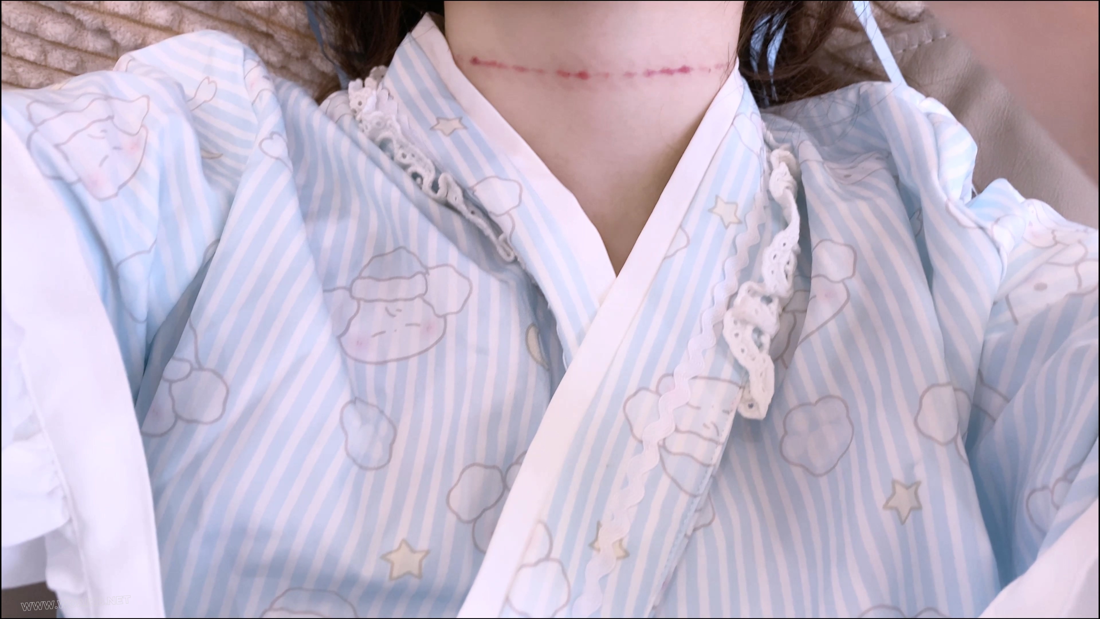 《吃鱼的喵》-特别篇4K-lo娘小蛋糕被k9人形犬爬行+项圈链子+马具口球+直臂+挂勃踮... 预览图