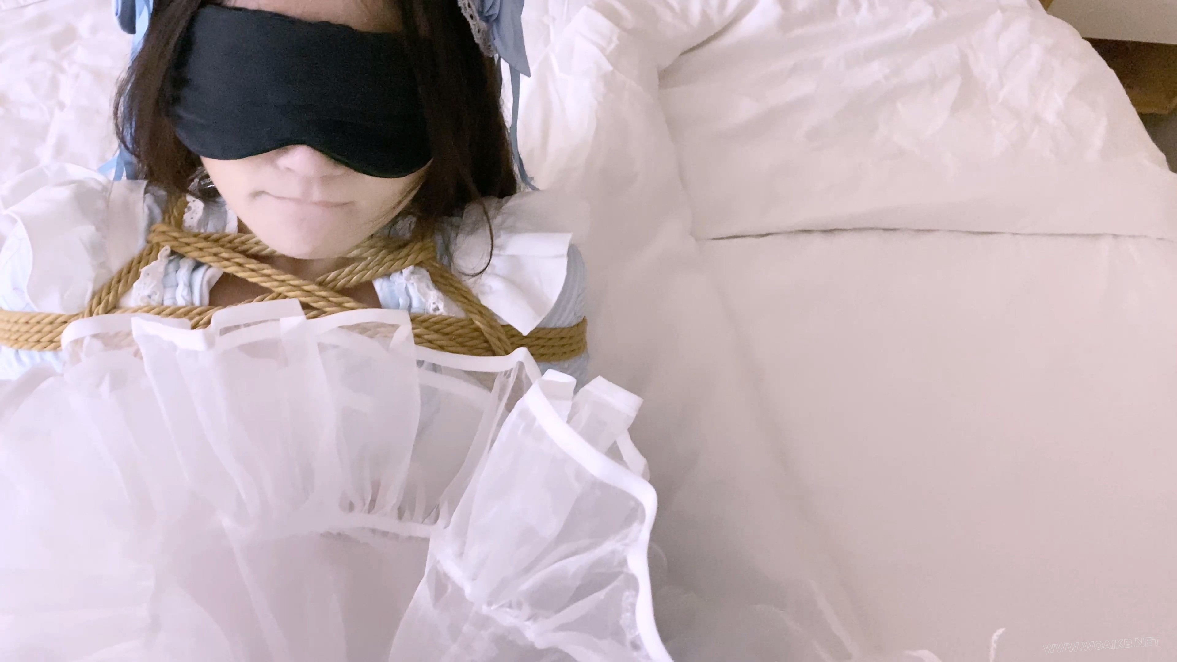 《吃鱼的喵》-特别篇4K-lo娘小蛋糕被k9人形犬爬行+项圈链子+马具口球+直臂+挂勃踮... 预览图