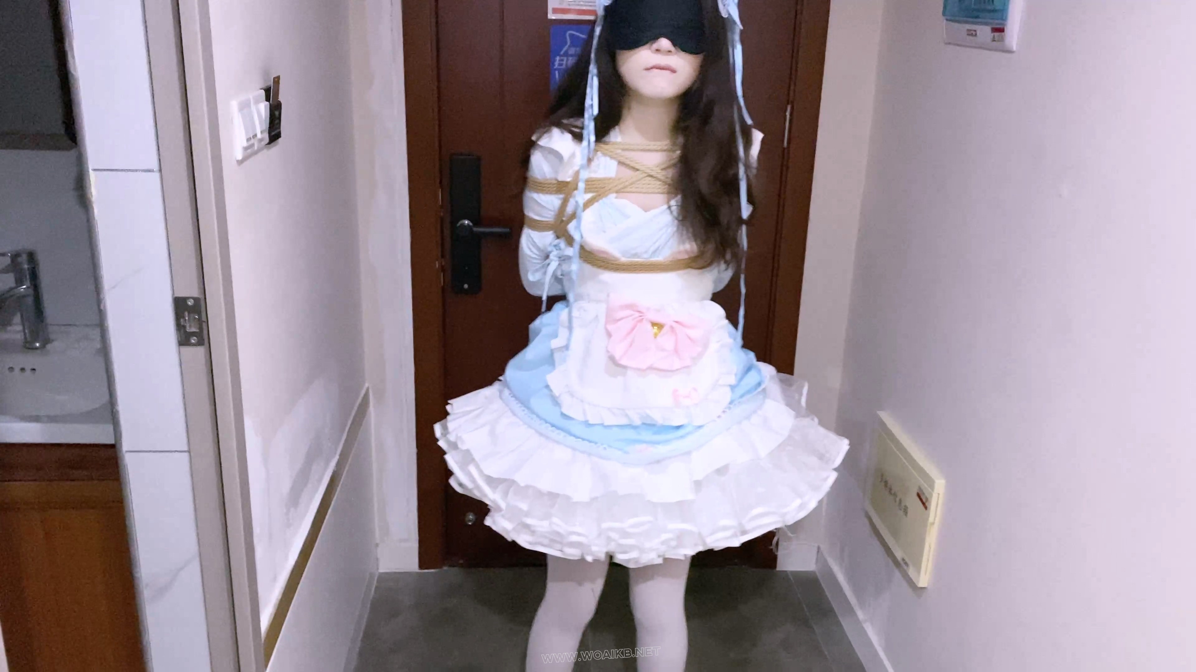 《吃鱼的喵》-特别篇4K-lo娘小蛋糕被k9人形犬爬行+项圈链子+马具口球+直臂+挂勃踮... 预览图