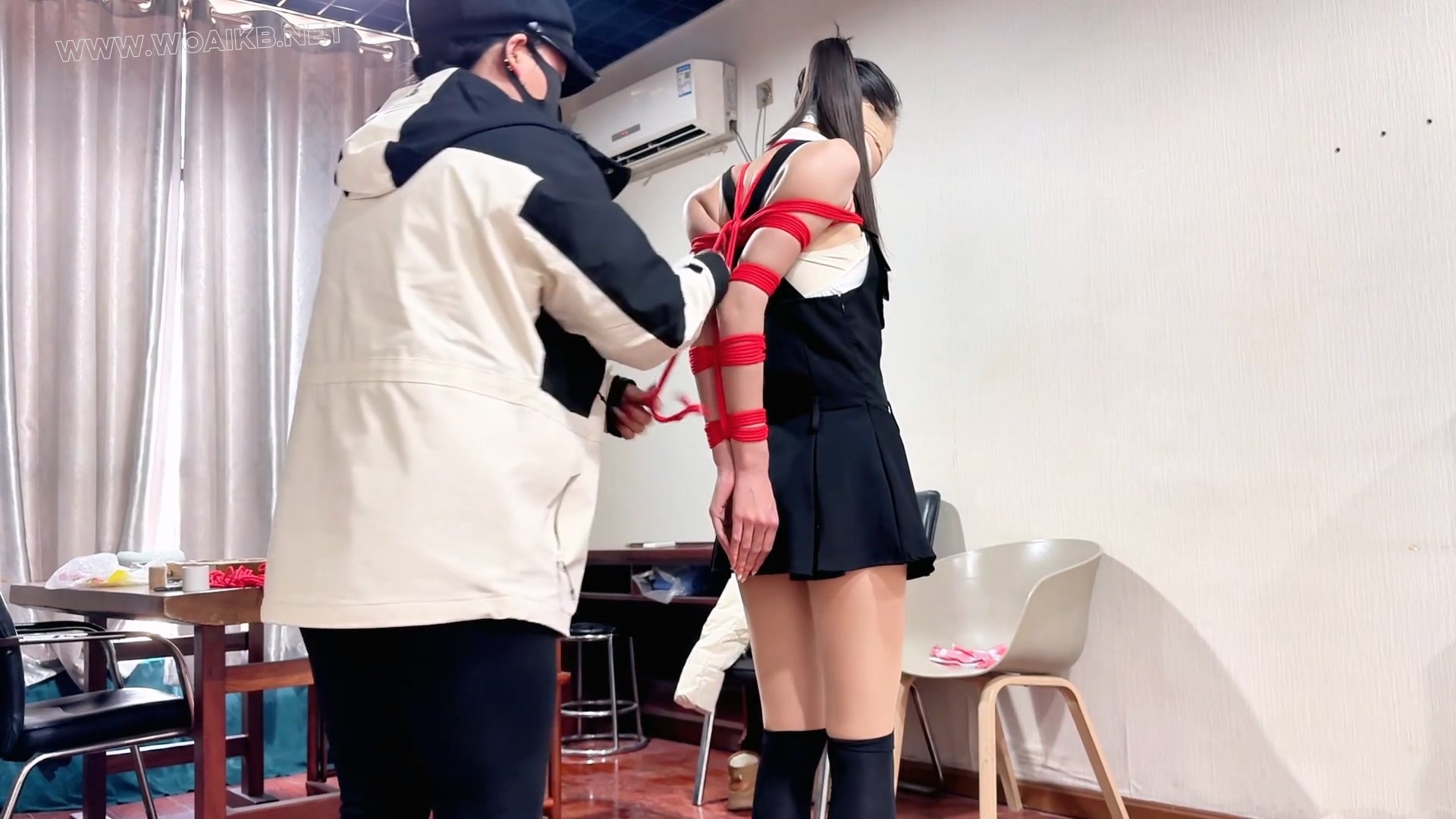 直臂弯腰踮脚吊放置惩罚小白花【墙高到抽搐抖腿】 预览图