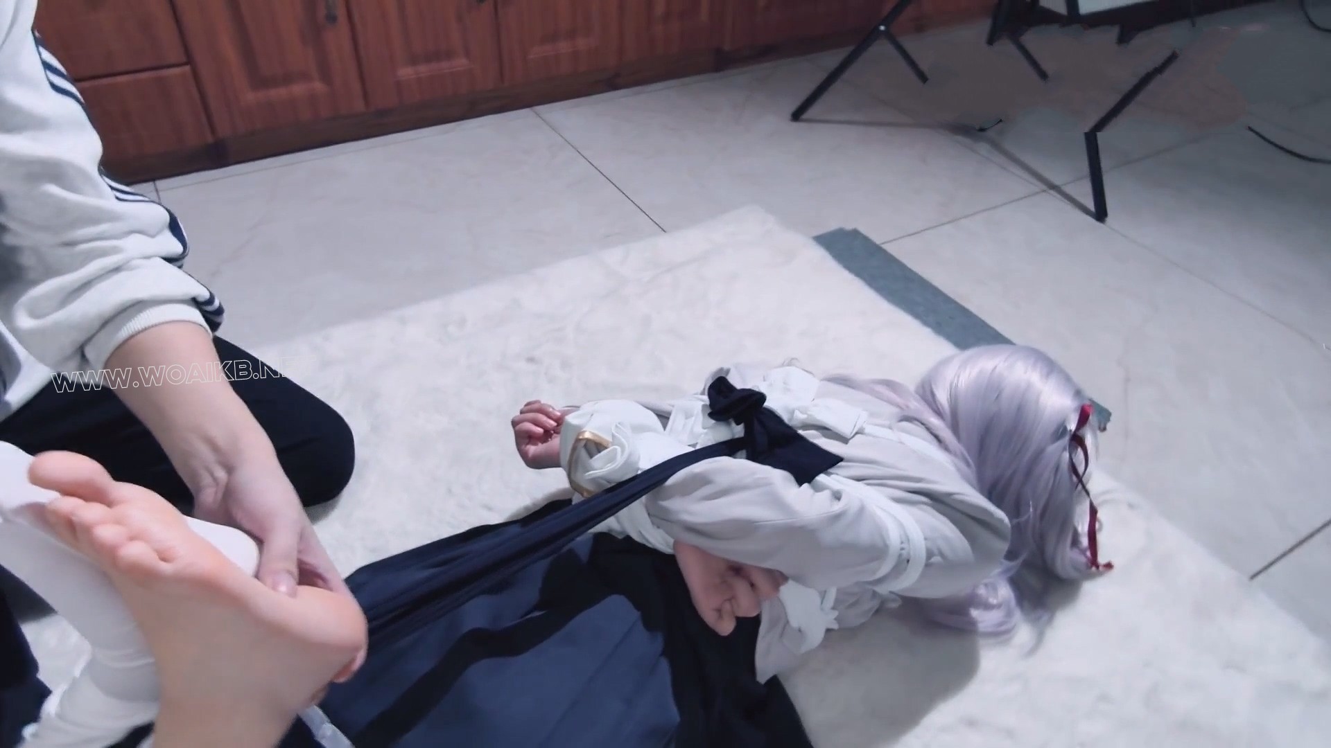 【剧情大作】【咲希cos 丝袜日式紧缚TK+剧情 《不时轻声地以俄语遮羞的邻座艾莉同... 预览图