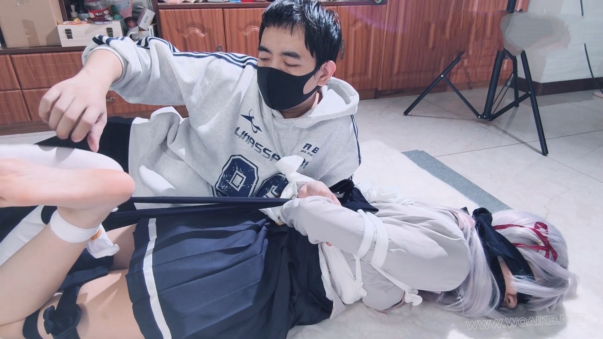 【剧情大作】【咲希cos 丝袜日式紧缚TK+剧情 《不时轻声地以俄语遮羞的邻座艾莉同... 预览图