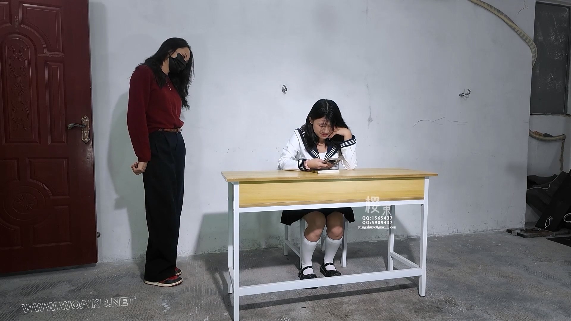 老师惩罚学生绳子捆绑蹲马步深蹲抽打屁股！驷马捆绑放桌上狠狠挠脚心折磨！棒棒跳D... 预览图