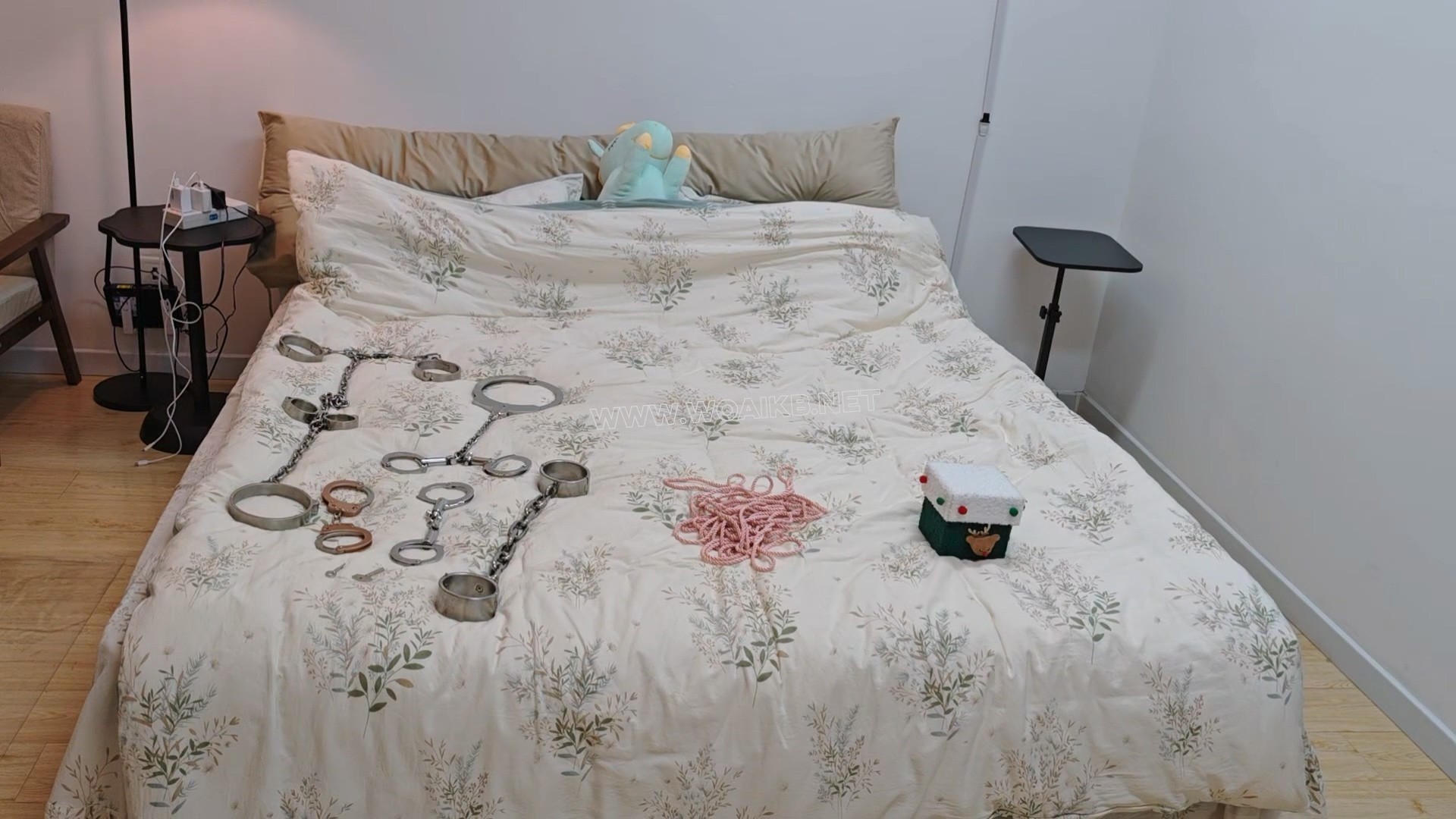 苏苏圣诞装金属镣铐多重束缚啵啵贝td玩具跪爬墙高 封面图