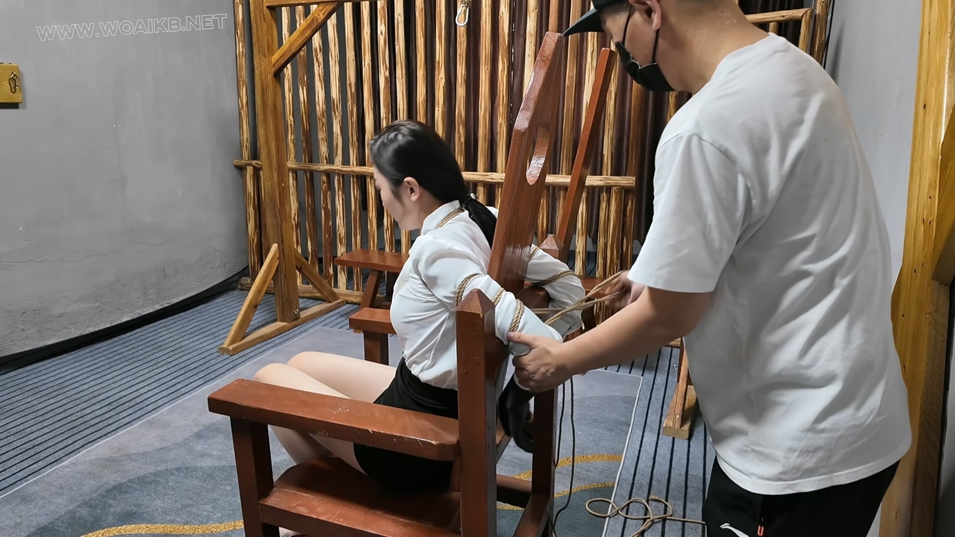 女友佳佳刑椅 封面图