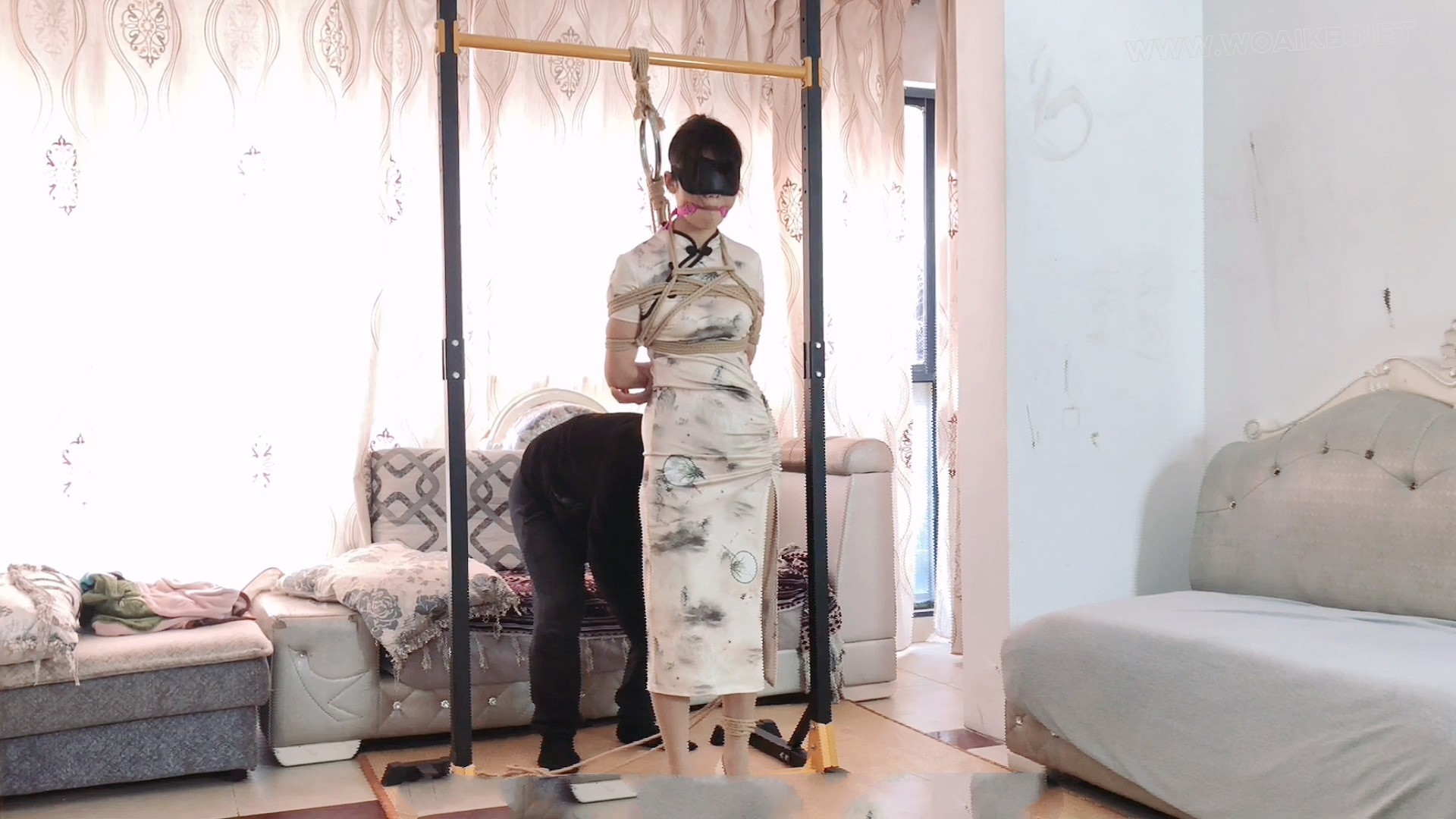 【佳怡】定拍 旗袍肉丝 吊起来各种欺负她 这家伙也很好欺负 预览图