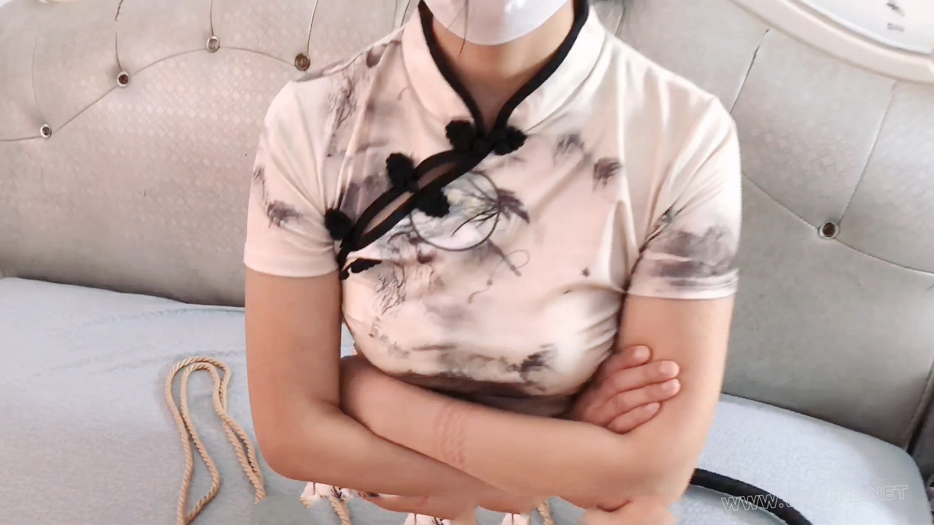 【佳怡】定拍 旗袍肉丝 吊起来各种欺负她 这家伙也很好欺负 预览图
