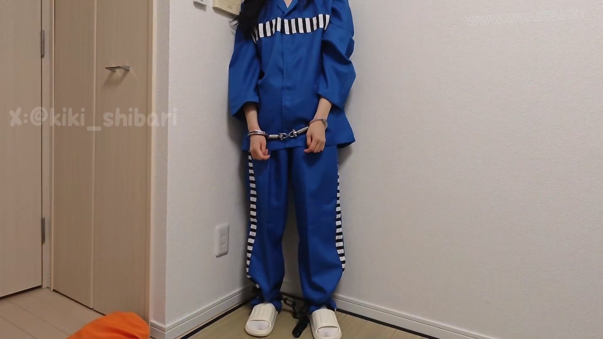 【キキkiki 011】kiki在家中被逮捕镣铐囚服深蹲扇耳光憋尿震动棒逼供 预览图
