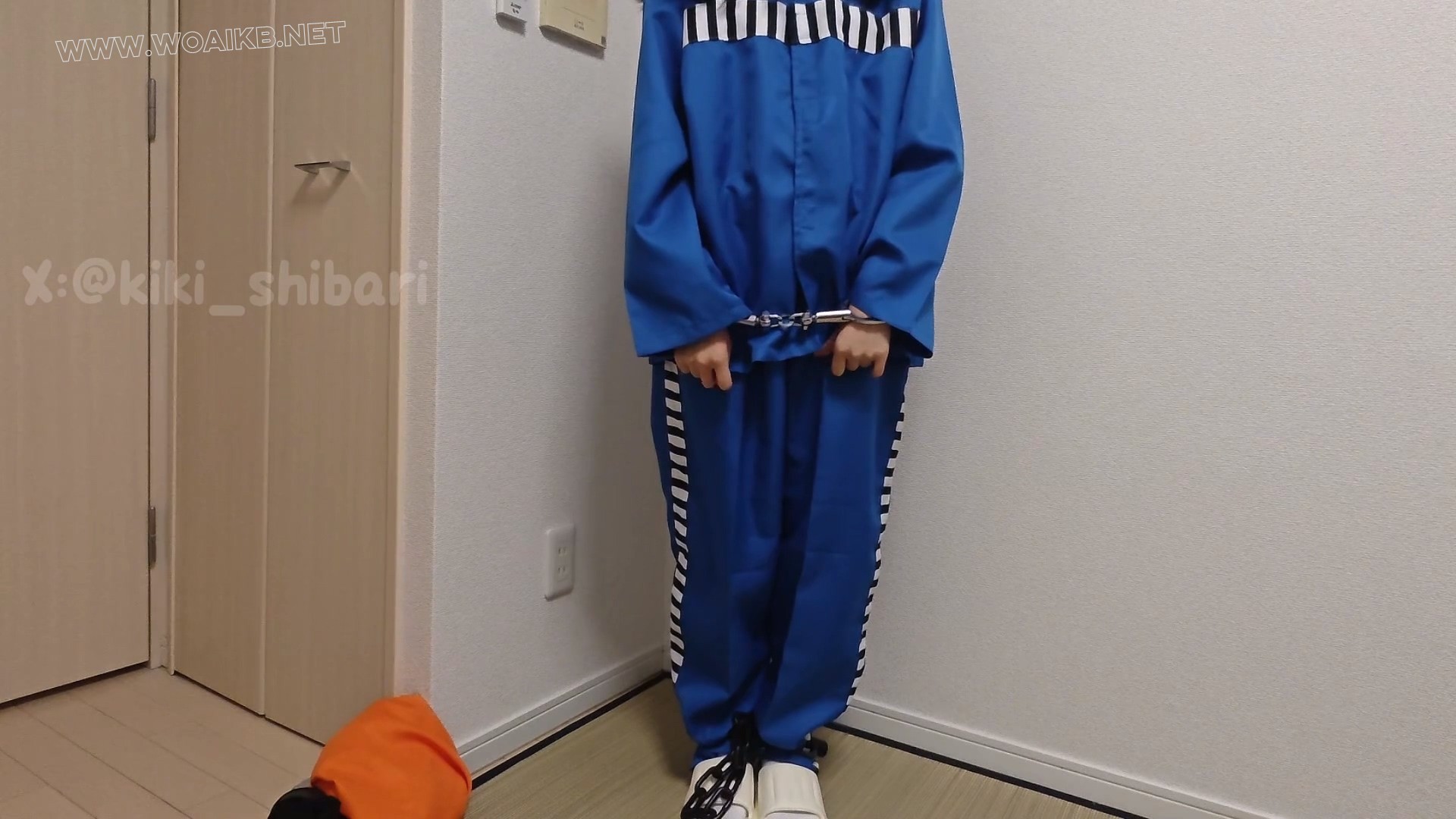【キキkiki 011】kiki在家中被逮捕镣铐囚服深蹲扇耳光憋尿震动棒逼供 预览图