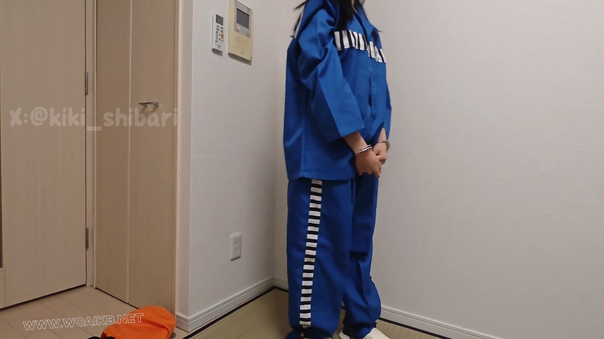 【キキkiki 011】kiki在家中被逮捕镣铐囚服深蹲扇耳光憋尿震动棒逼供 预览图
