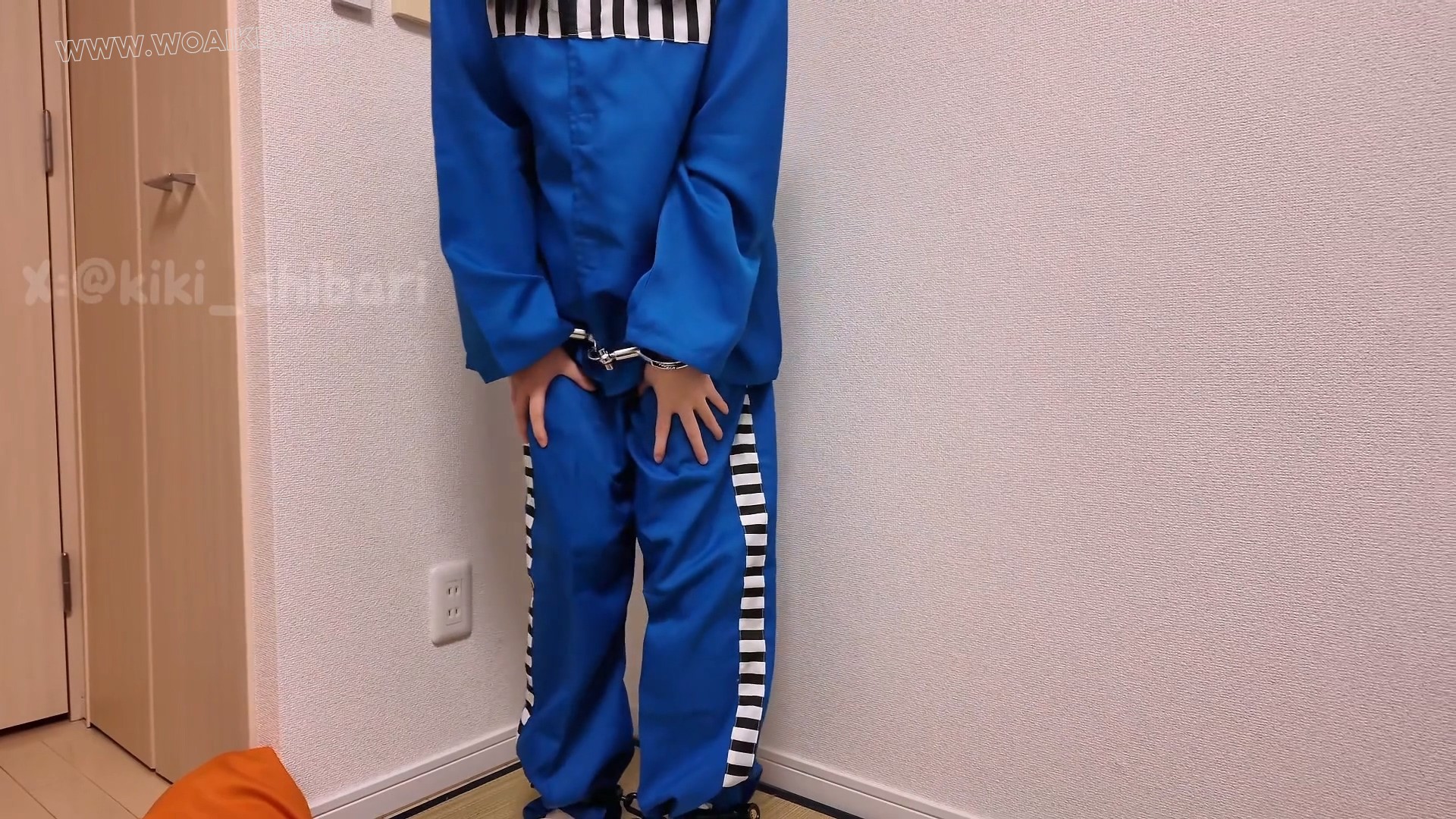 【キキkiki 011】kiki在家中被逮捕镣铐囚服深蹲扇耳光憋尿震动棒逼供 预览图