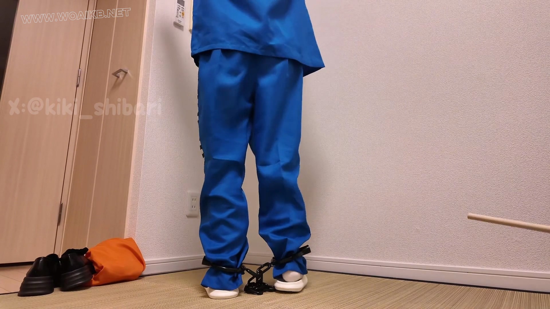 【キキkiki 011】kiki在家中被逮捕镣铐囚服深蹲扇耳光憋尿震动棒逼供 预览图