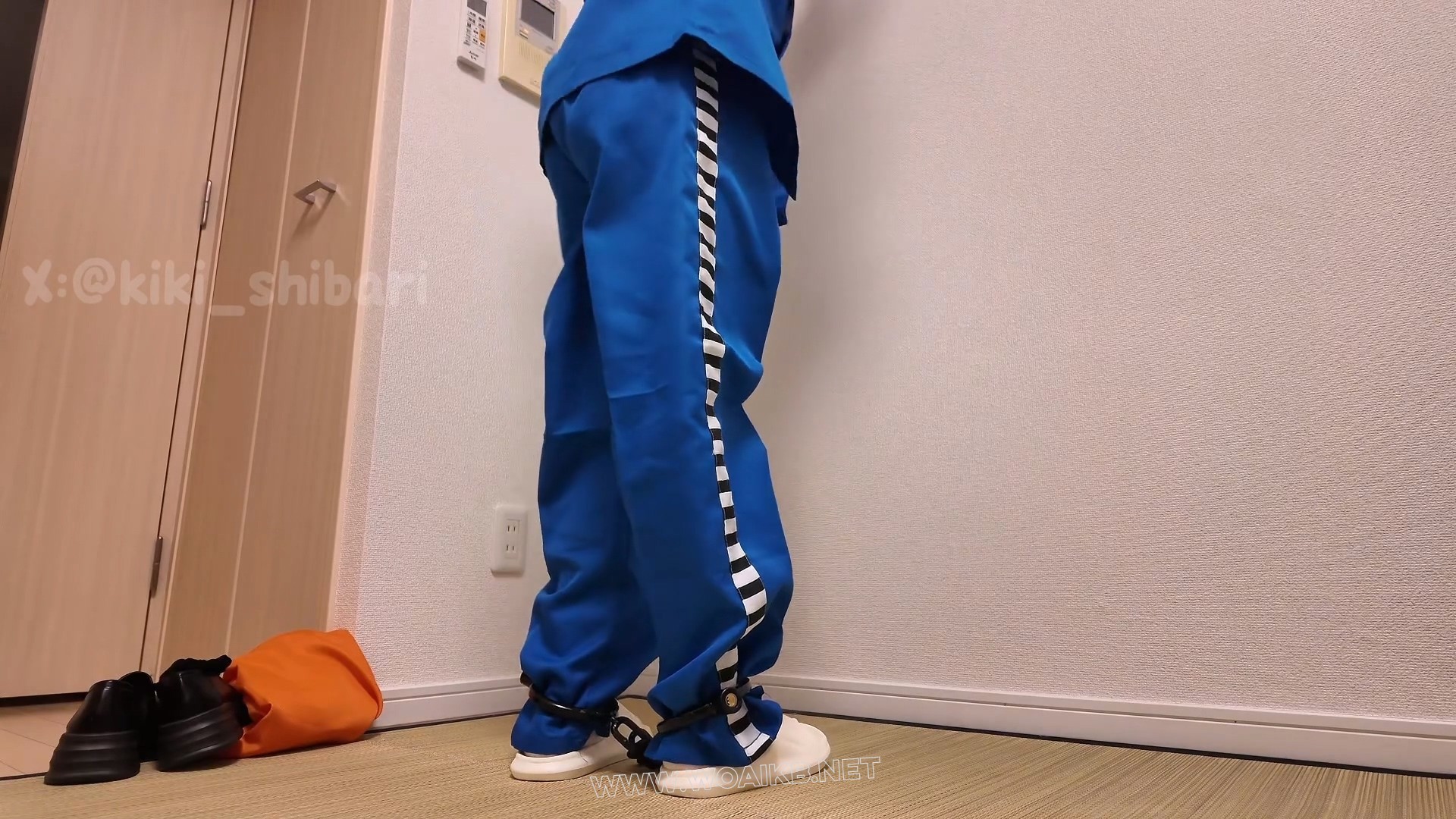 【キキkiki 011】kiki在家中被逮捕镣铐囚服深蹲扇耳光憋尿震动棒逼供 预览图