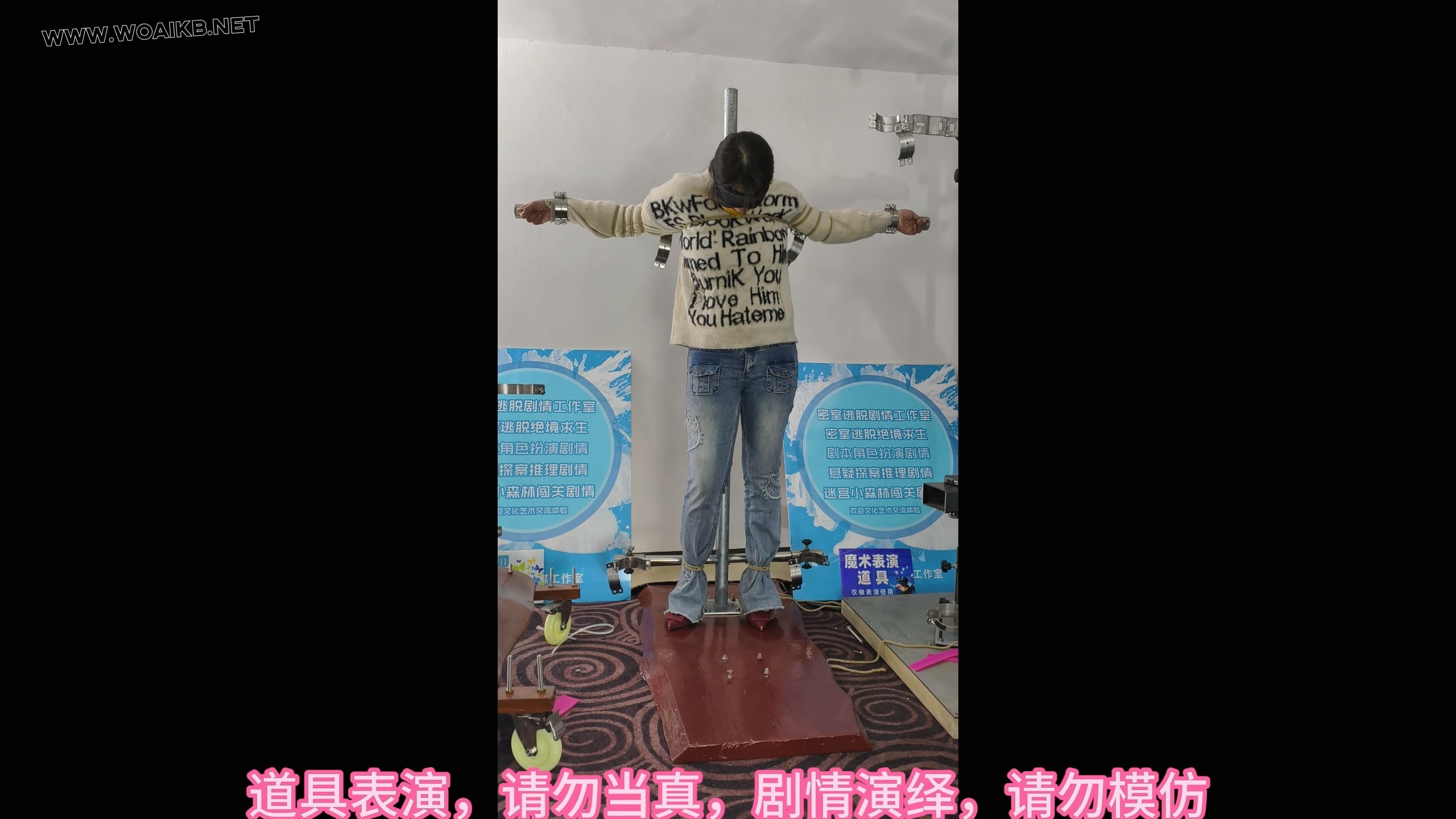大学生铁床大字捆绑，挠脚心游戏，十字架大字捆绑挣扎游戏 预览图