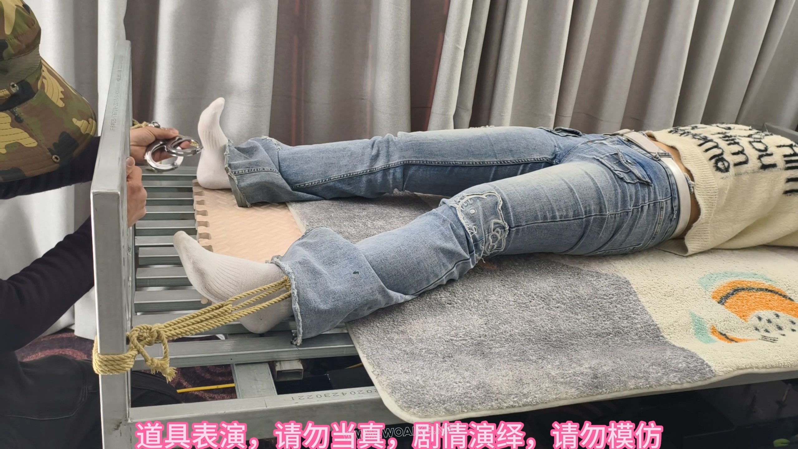 大学生铁床大字捆绑，挠脚心游戏，十字架大字捆绑挣扎游戏 预览图