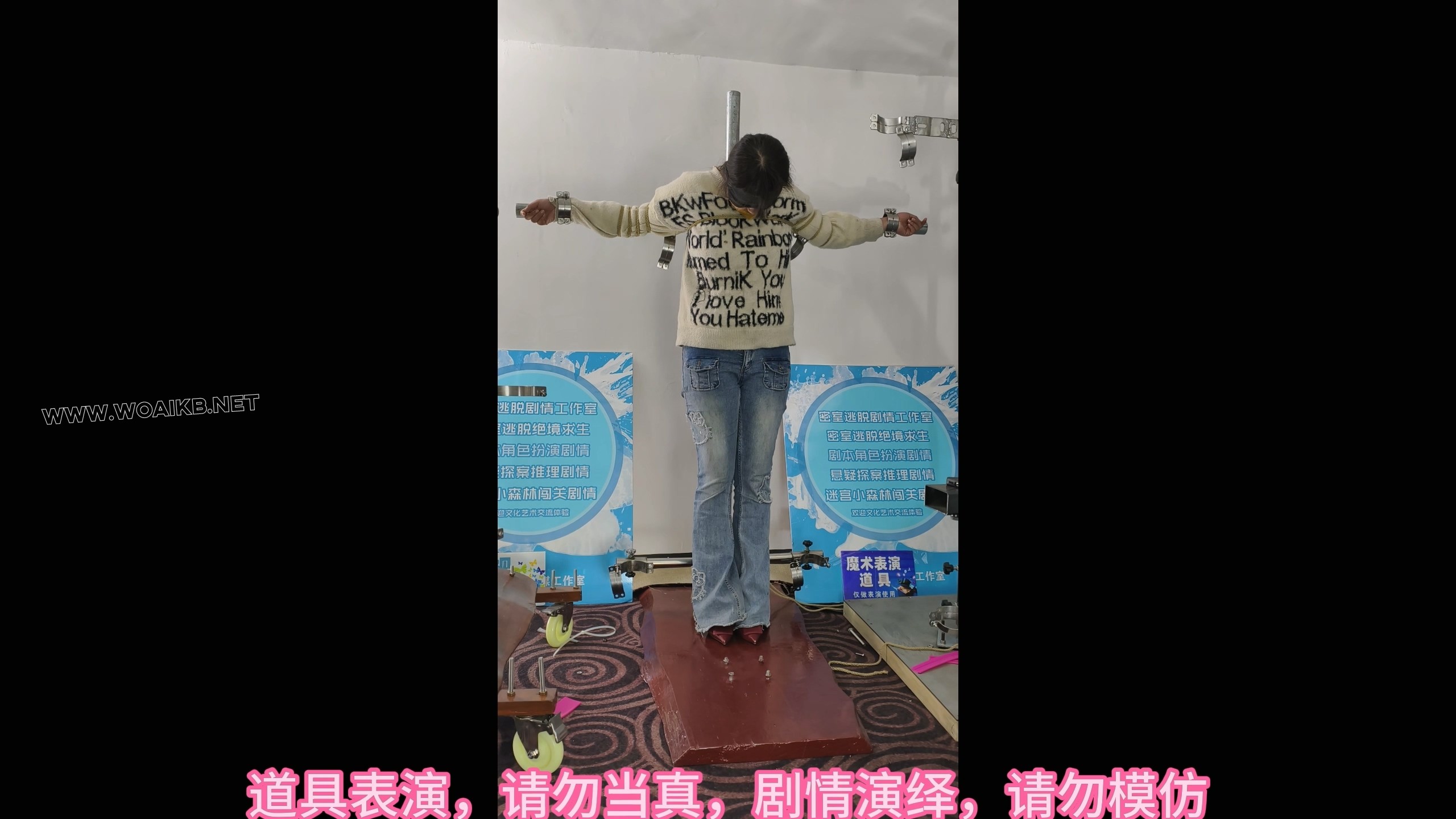大学生铁床大字捆绑，挠脚心游戏，十字架大字捆绑挣扎游戏 预览图