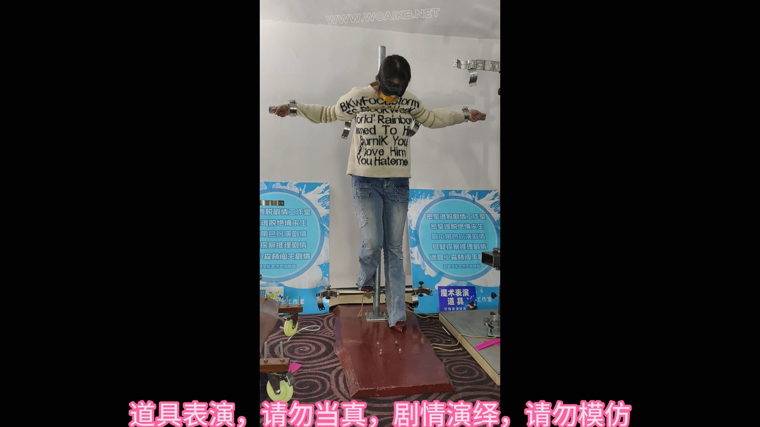 大学生铁床大字捆绑，挠脚心游戏，十字架大字捆绑挣扎游戏 预览图