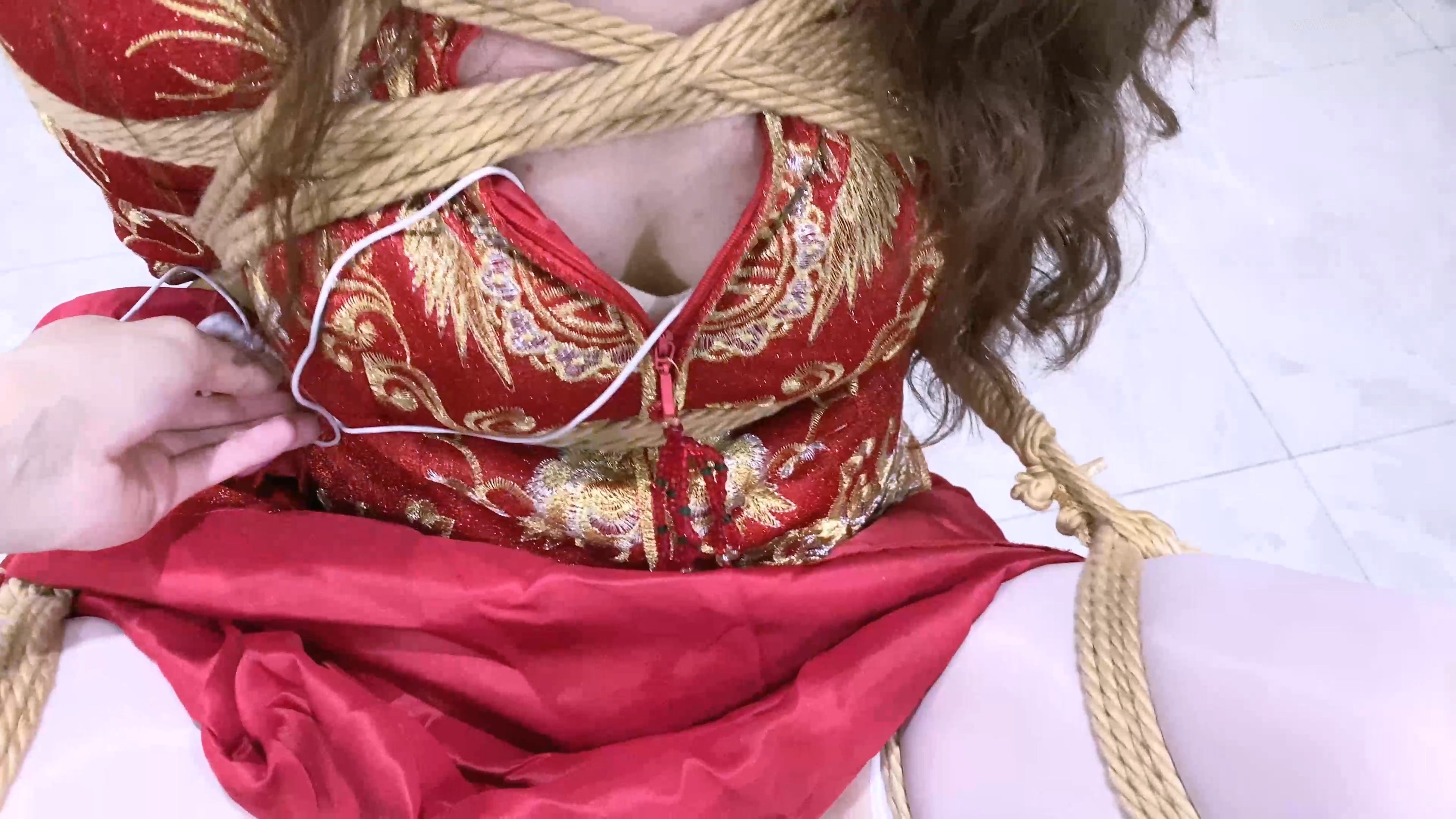 《吃鱼的喵》-客户定拍-第十八集-cos新娘婚前秀禾服玩弄+日式紧缚+椅子缚+胸缚+蟹... 预览图