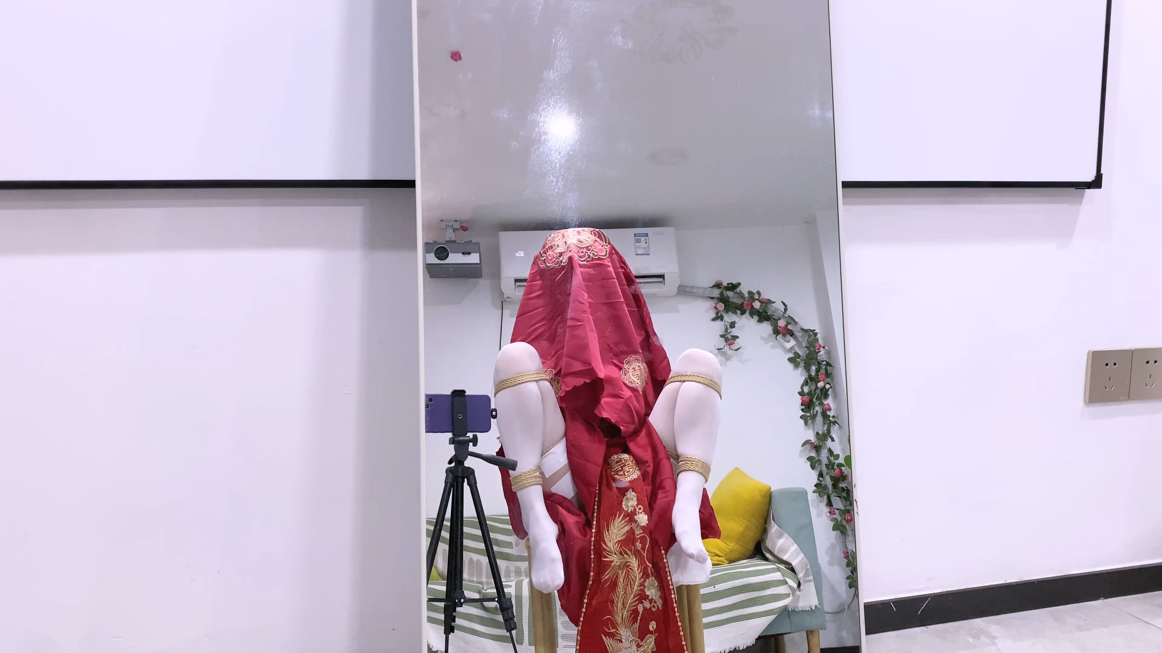 《吃鱼的喵》-客户定拍-第十八集-cos新娘婚前秀禾服玩弄+日式紧缚+椅子缚+胸缚+蟹... 预览图
