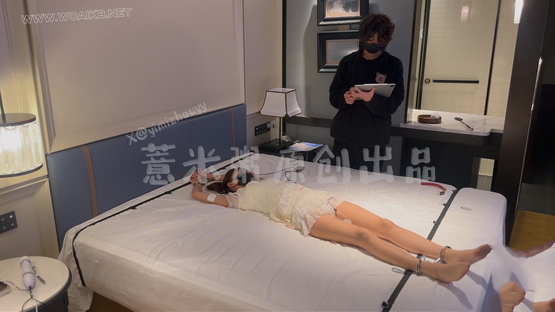[旗袍2]小萝莉床上分腿大字驷马自缚+sp+手铐脚镣+郊狼+按摩棒调教 预览图