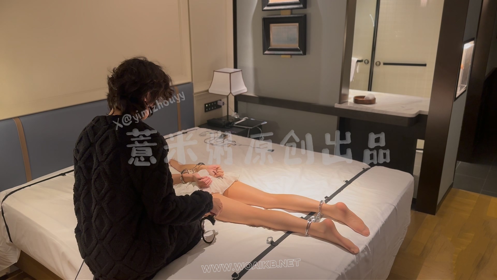 [旗袍2]小萝莉床上分腿大字驷马自缚+sp+手铐脚镣+郊狼+按摩棒调教 预览图