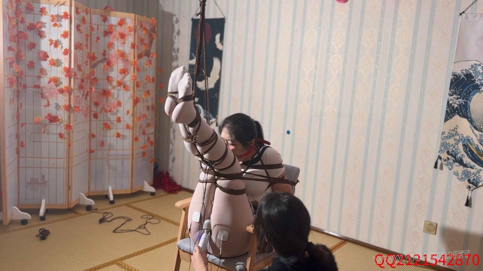 小美体验3mm极致紧缚堵嘴展示电击训练棒棒爽由于小美挣扎过于激烈，最终被S惩罚关一晚 预览图