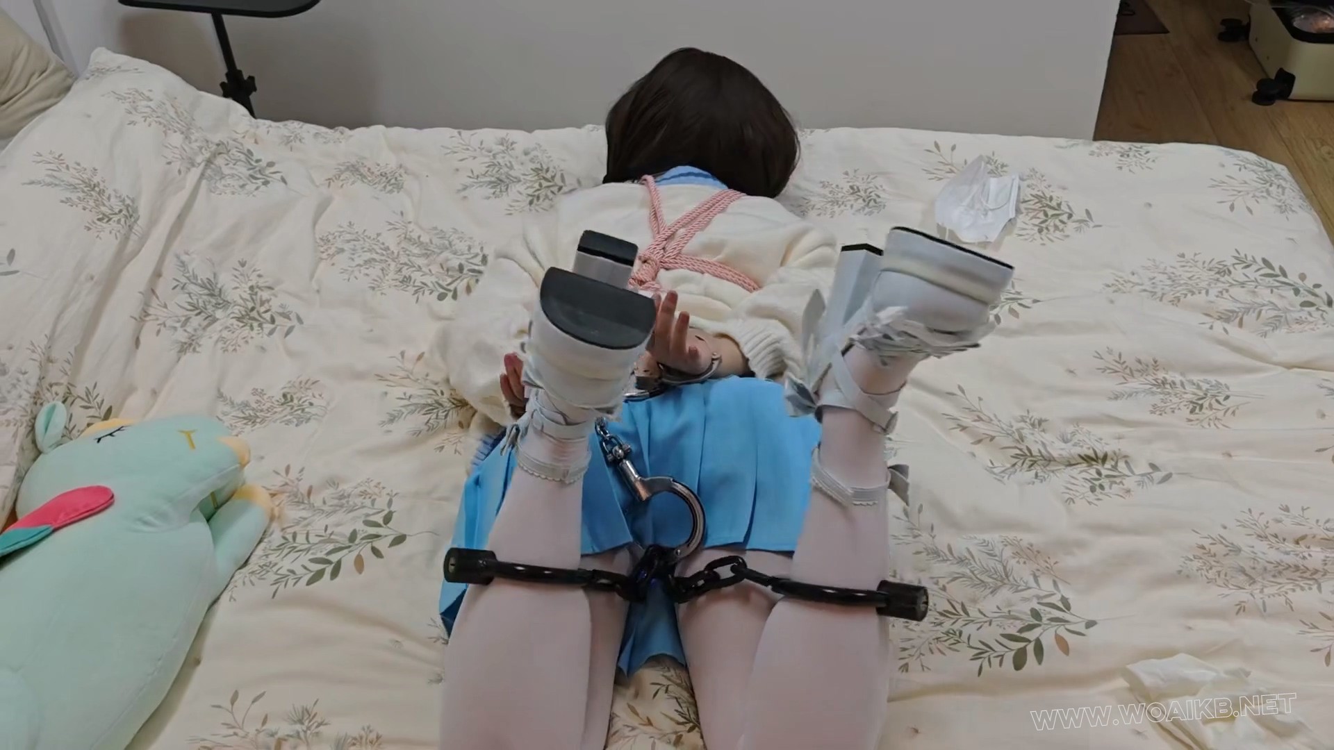 苏苏_被入室尾随的jk少女，捆绑镣铐tk啵啵贝失控模式秒糕 预览图