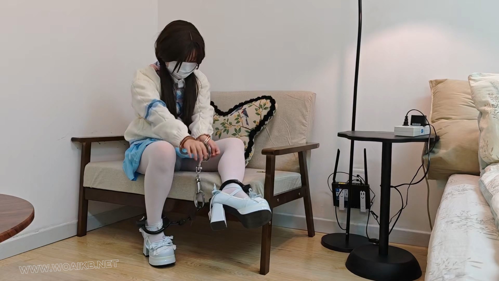 苏苏_被入室尾随的jk少女，捆绑镣铐tk啵啵贝失控模式秒糕 预览图