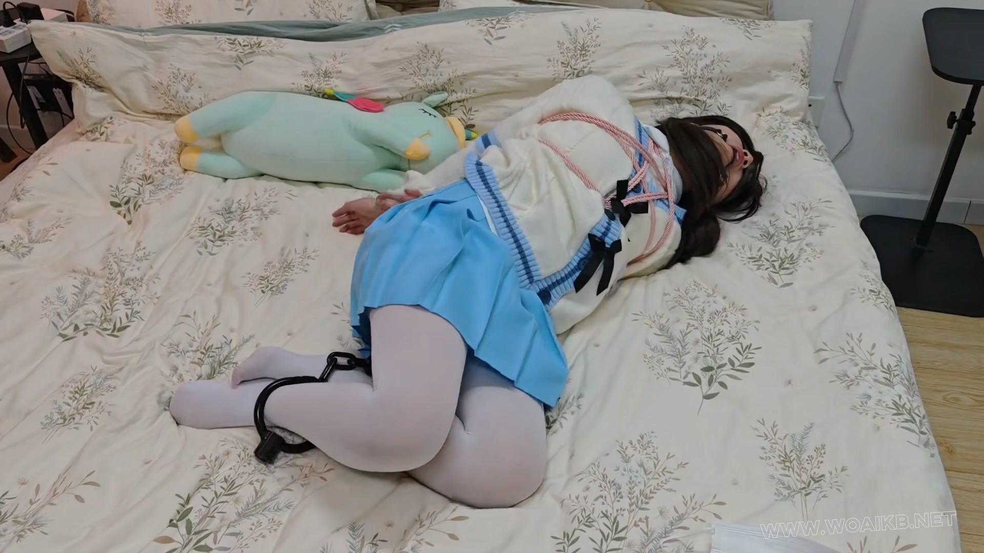 苏苏_被入室尾随的jk少女，捆绑镣铐tk啵啵贝失控模式秒糕 预览图