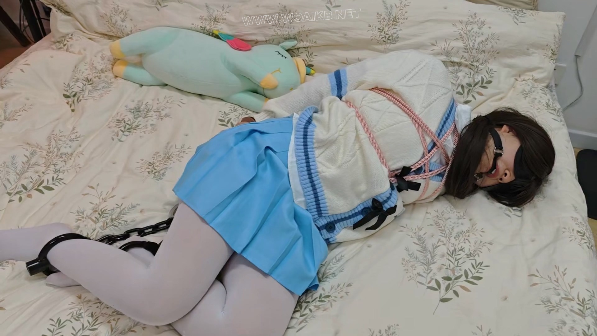 苏苏_被入室尾随的jk少女，捆绑镣铐tk啵啵贝失控模式秒糕 预览图